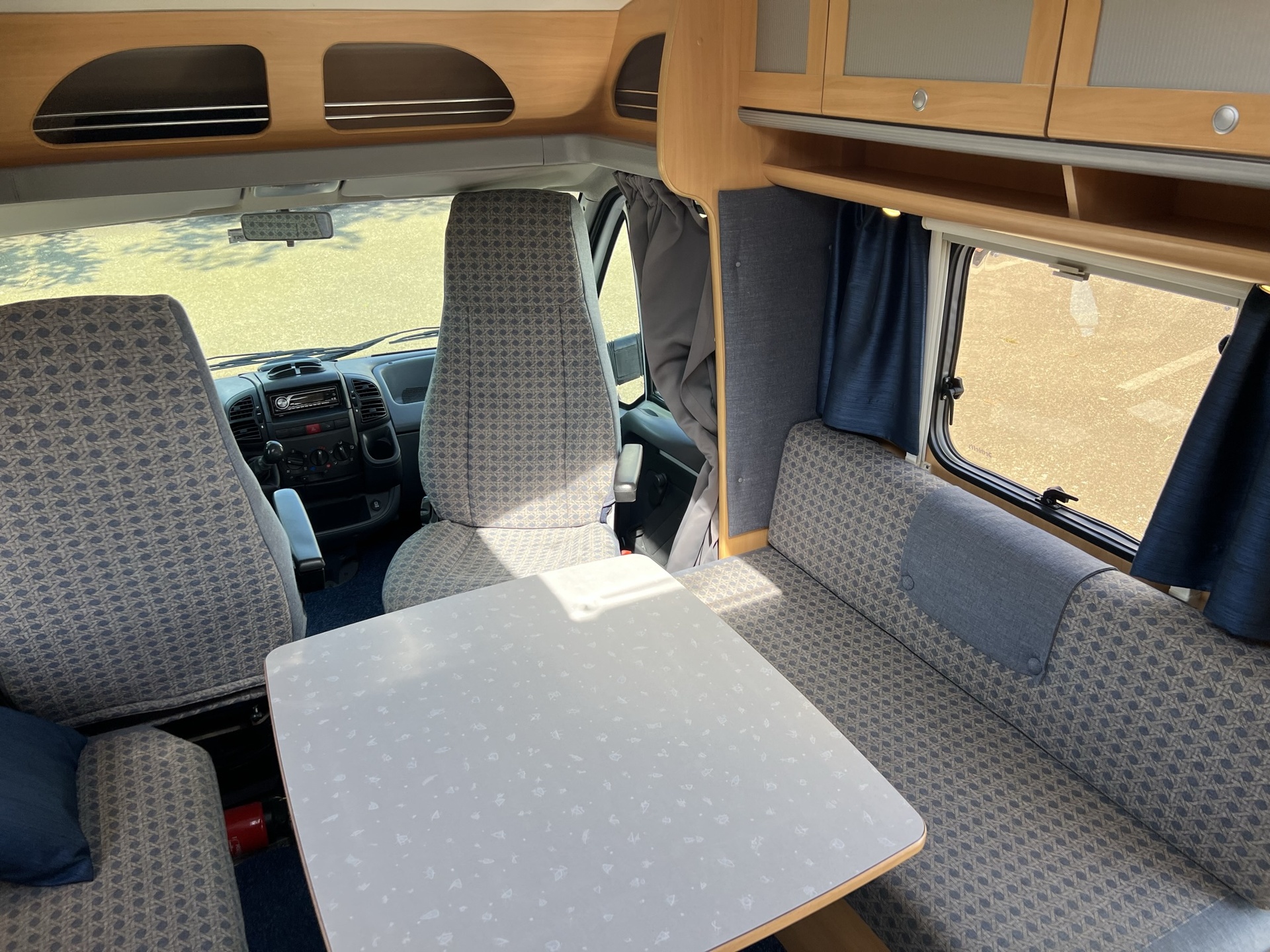 Dethleffs Avantgarde  6501 T  -  vast bed - 2 zonnepanelen - half integraal