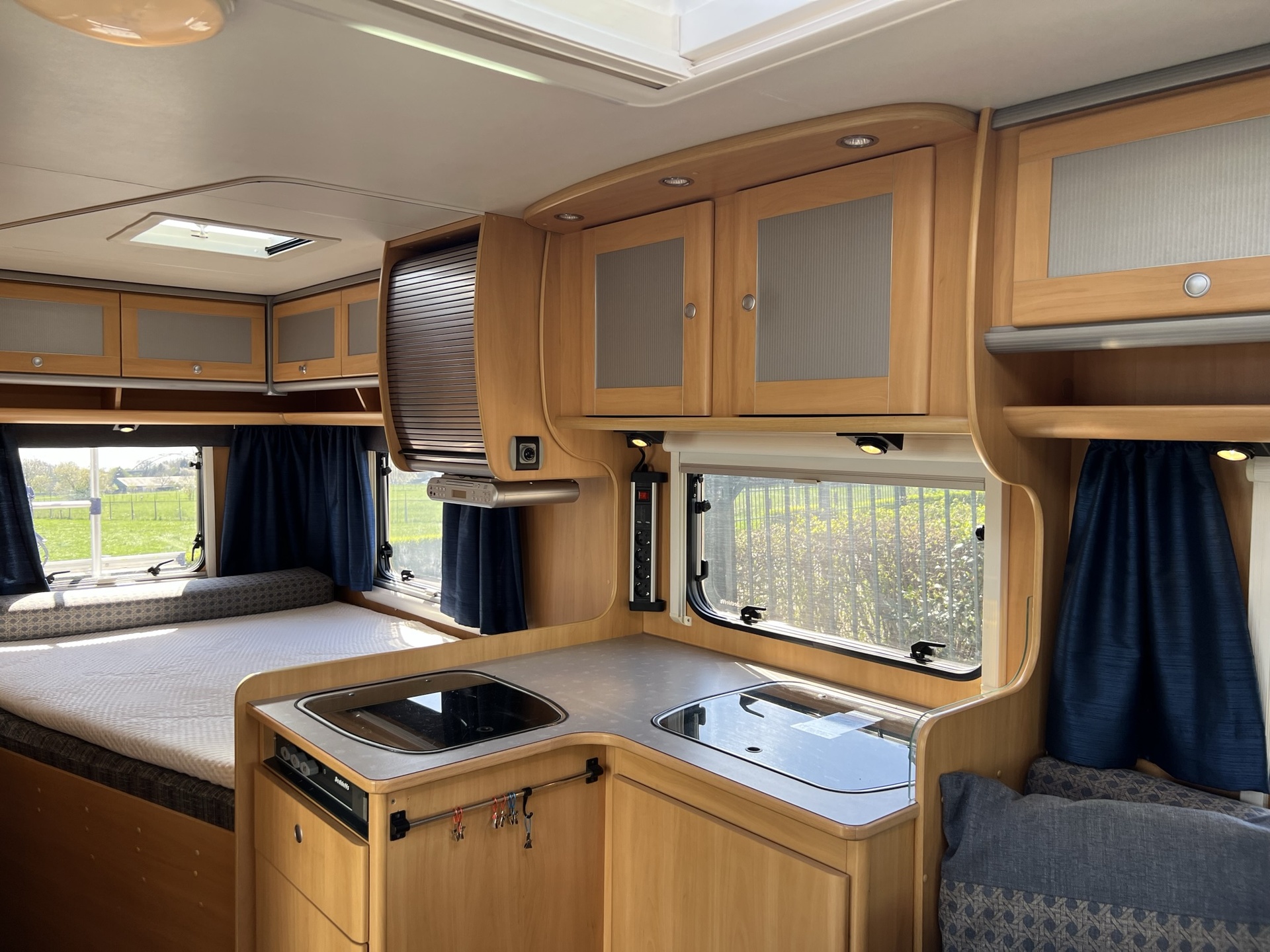 Dethleffs Avantgarde  6501 T  -  vast bed - 2 zonnepanelen - half integraal