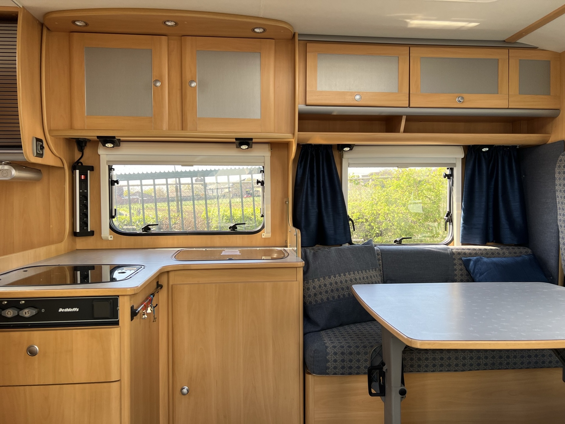 Dethleffs Avantgarde  6501 T  -  vast bed - 2 zonnepanelen - half integraal