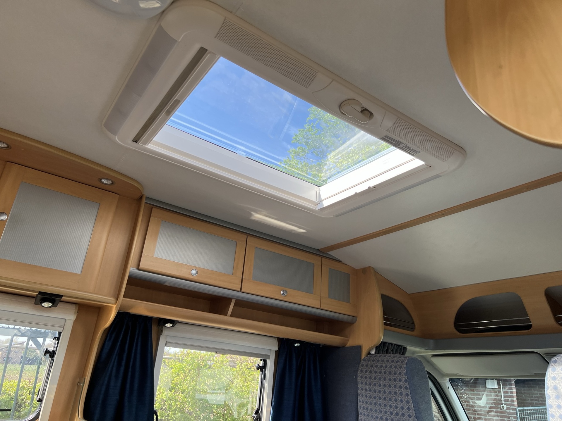 Dethleffs Avantgarde  6501 T  -  vast bed - 2 zonnepanelen - half integraal