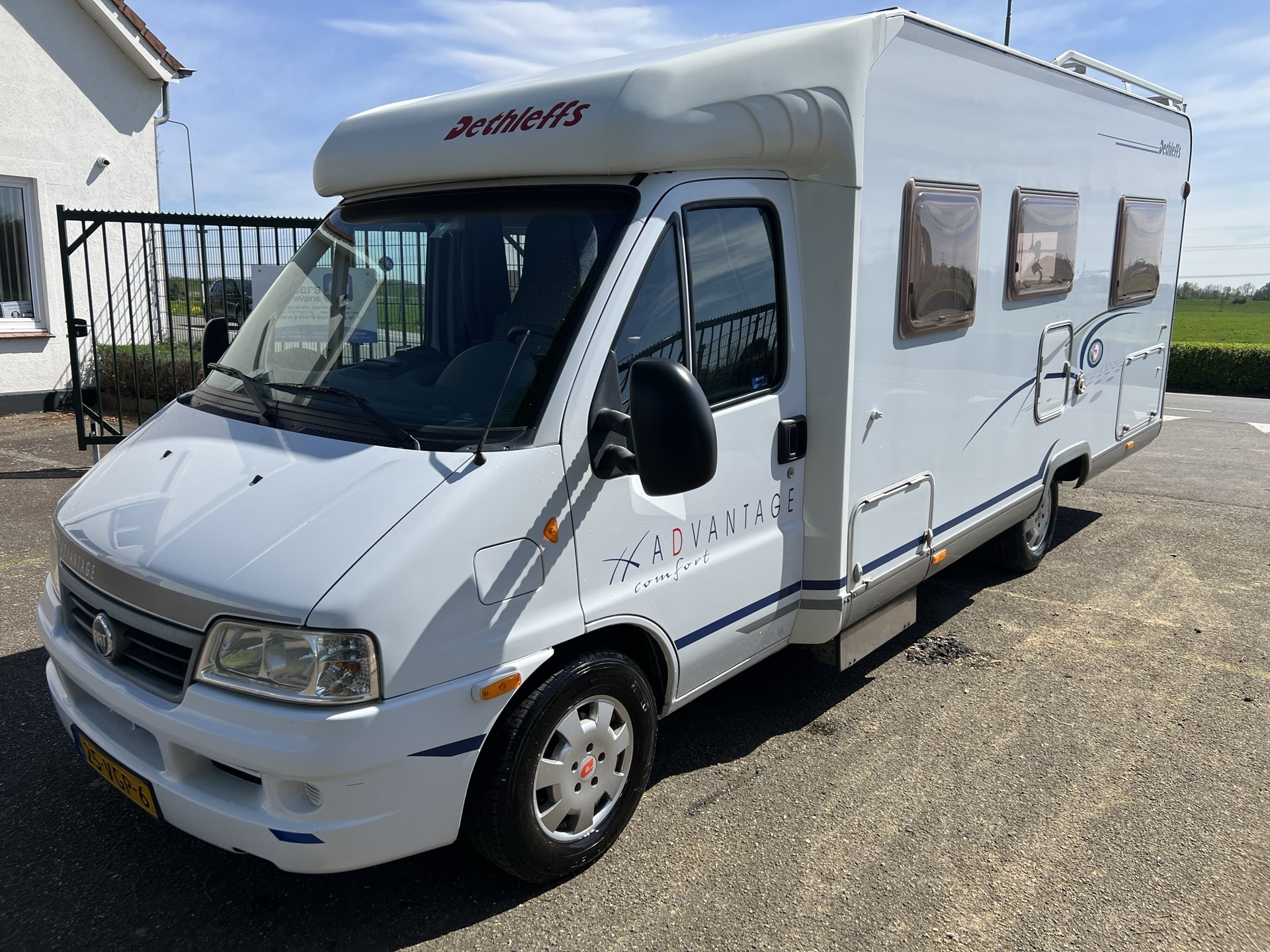 Dethleffs Avantgarde  6501 T  -  vast bed - 2 zonnepanelen - half integraal