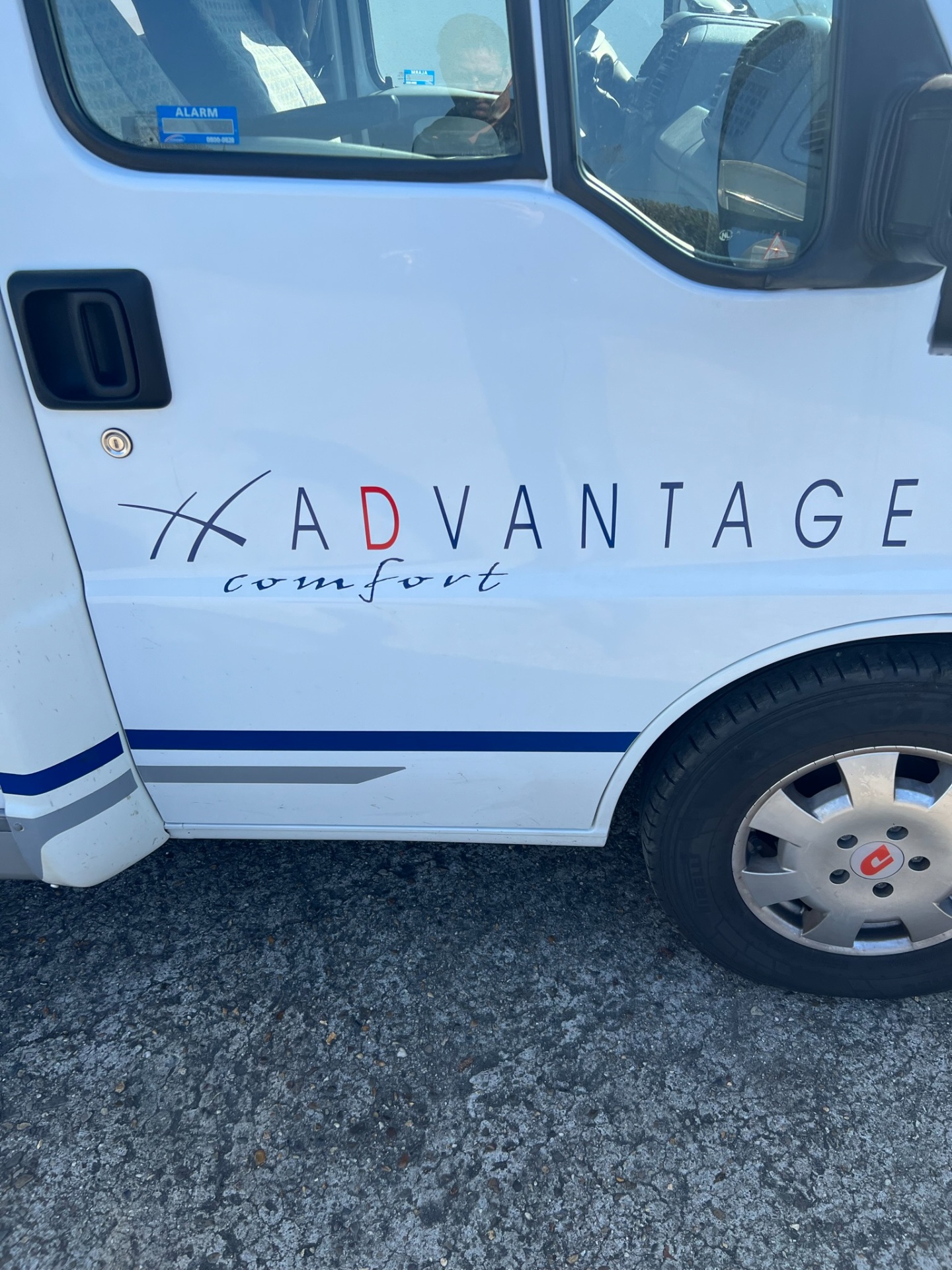 Dethleffs Avantgarde  6501 T  -  vast bed - 2 zonnepanelen - half integraal