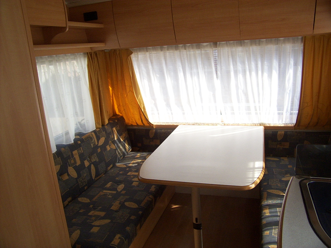 Homecar Racer 390 twee tafel indeling of vast breedte bed ! Verkocht !