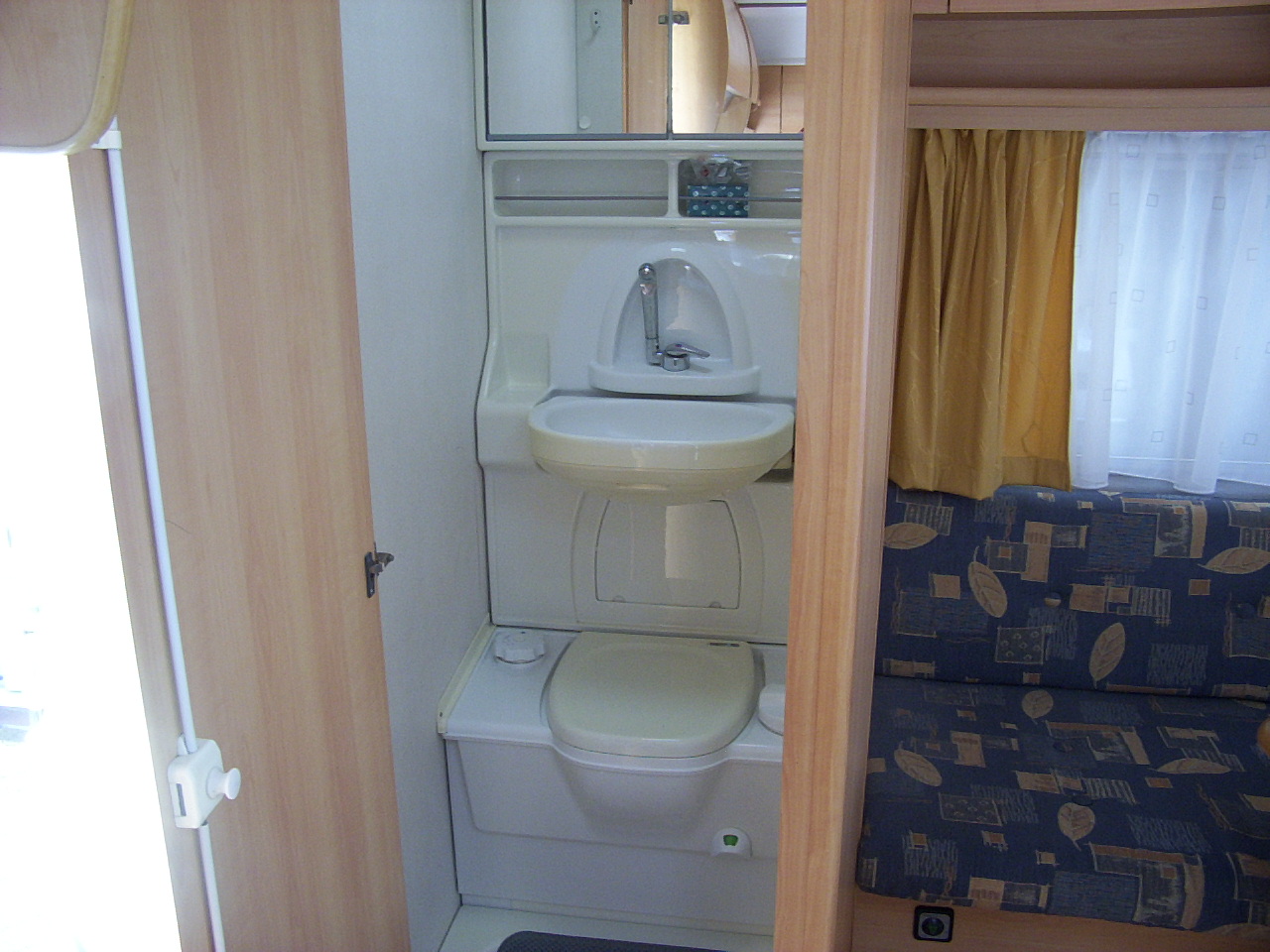 Homecar Racer 390 twee tafel indeling of vast breedte bed ! Verkocht !