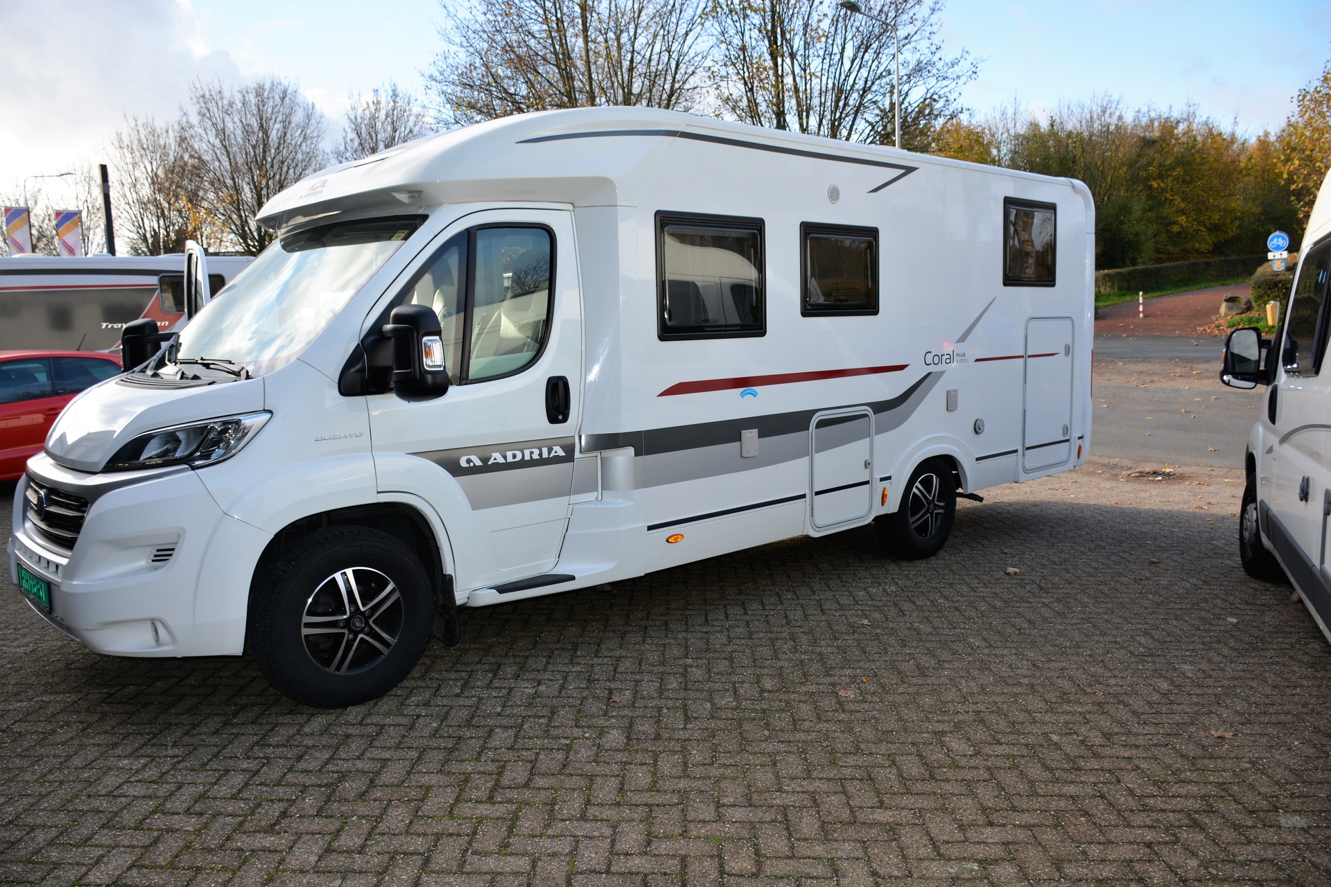 Adria Coral PLUS 670 SL 2015 Uniek mooie enkele bedden camper