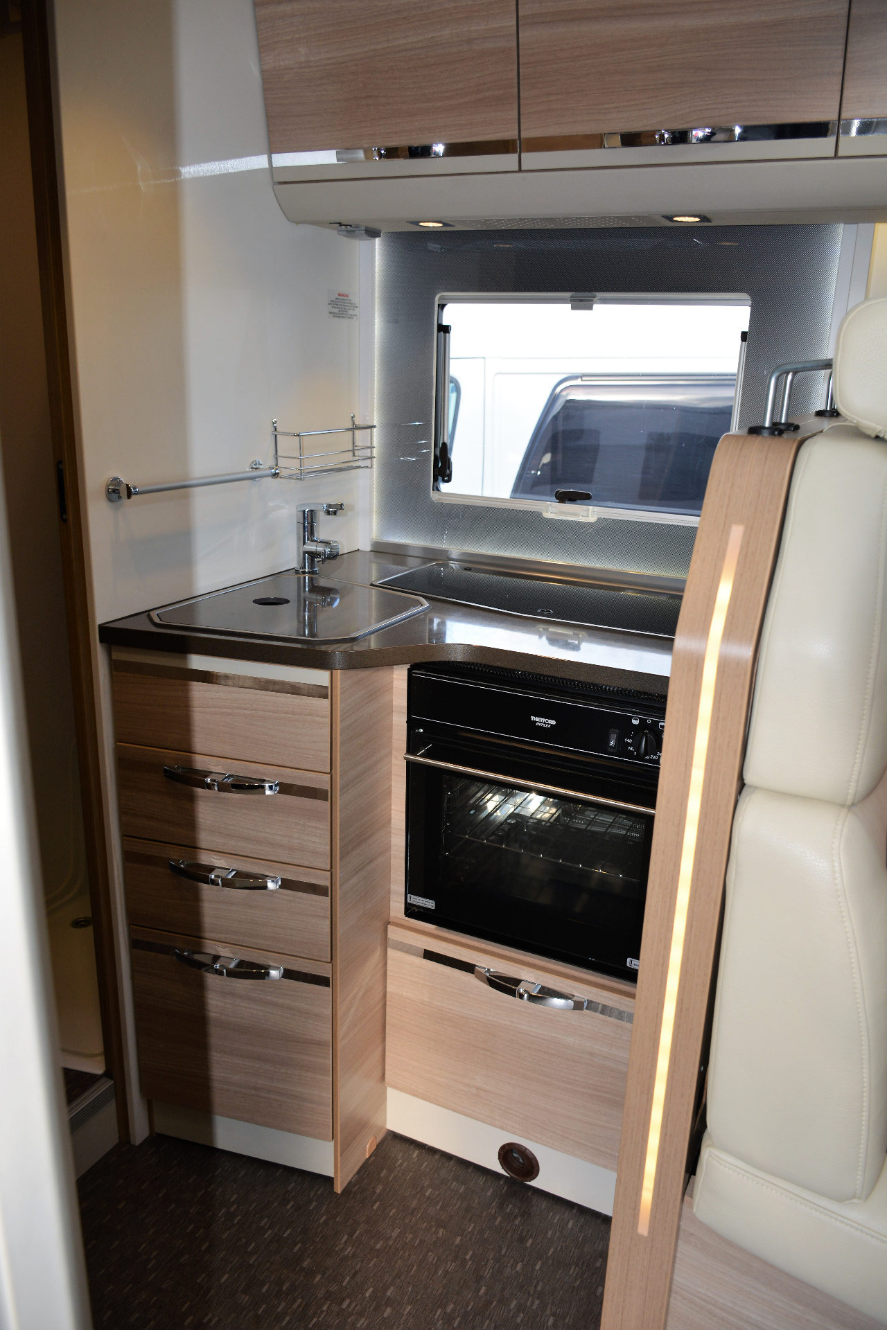 Adria Coral PLUS 670 SL 2015 Uniek mooie enkele bedden camper
