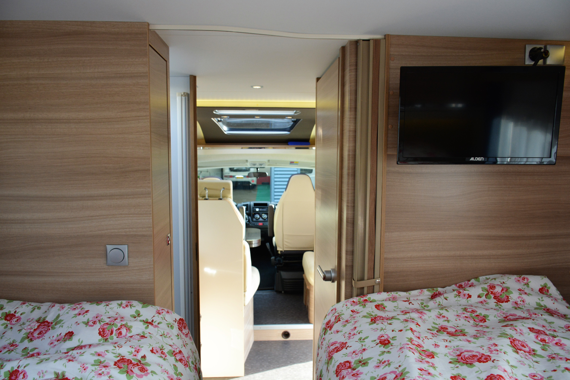 Adria Coral PLUS 670 SL 2015 Uniek mooie enkele bedden camper