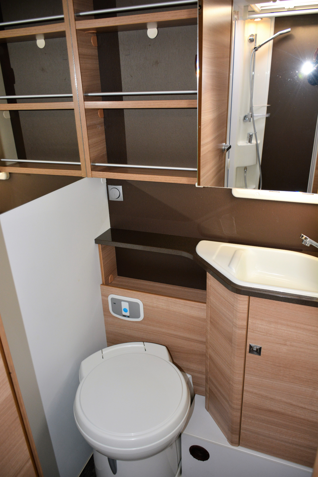 Adria Coral PLUS 670 SL 2015 Uniek mooie enkele bedden camper