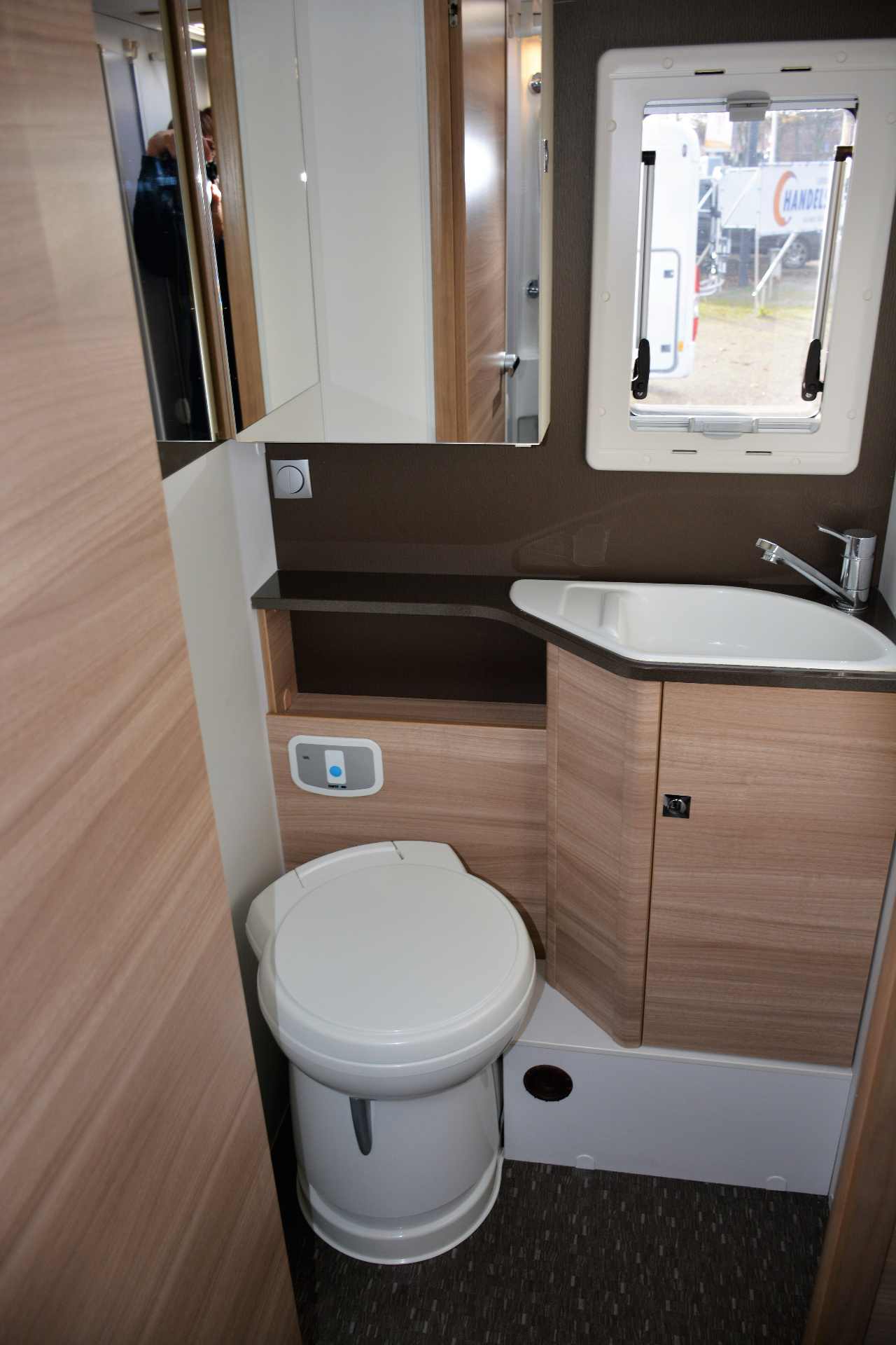 Adria Coral PLUS 670 SL 2015 Uniek mooie enkele bedden camper