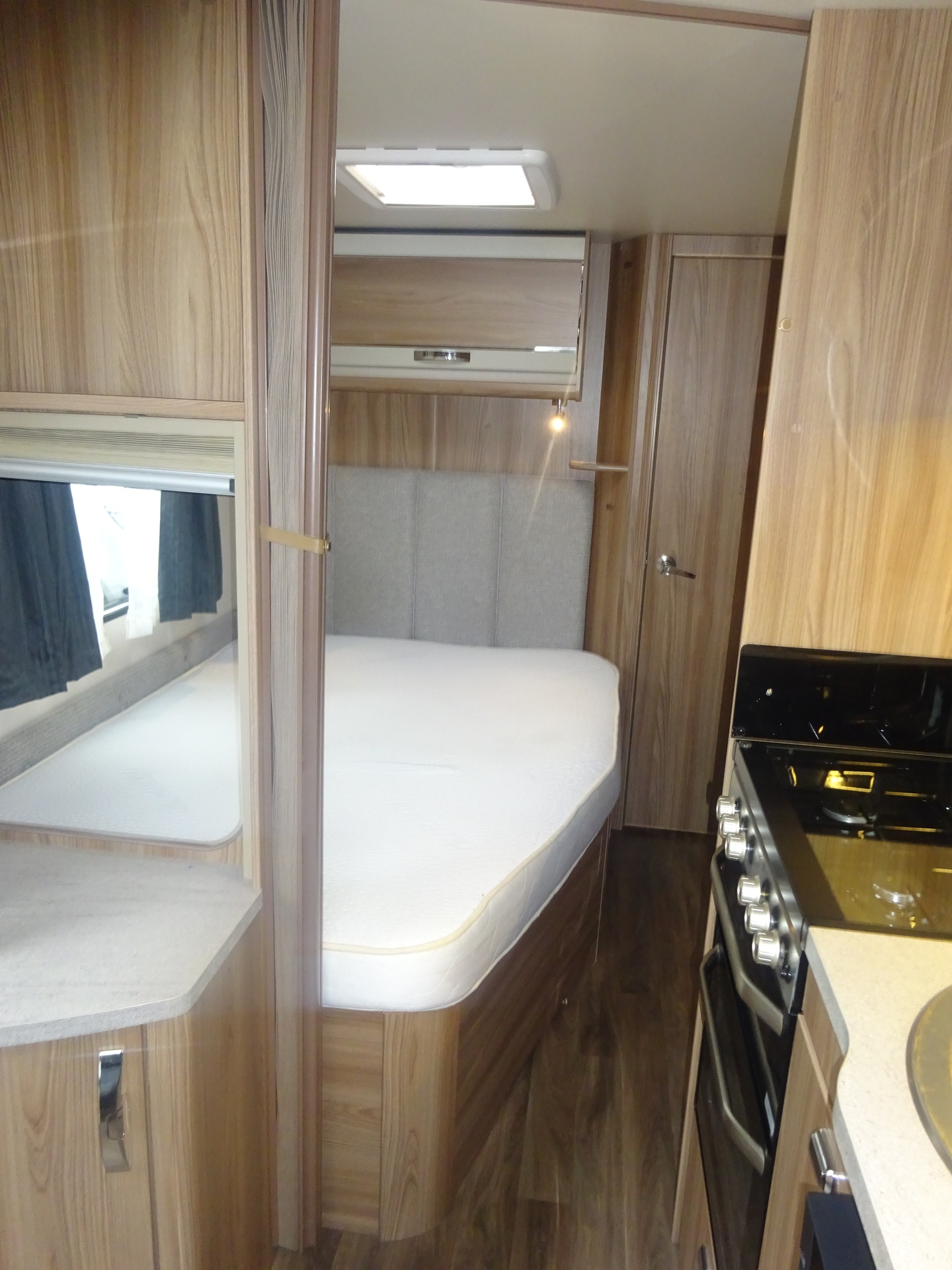 Sprite Cruzer 495 Frans Bed en Grote Badkamer