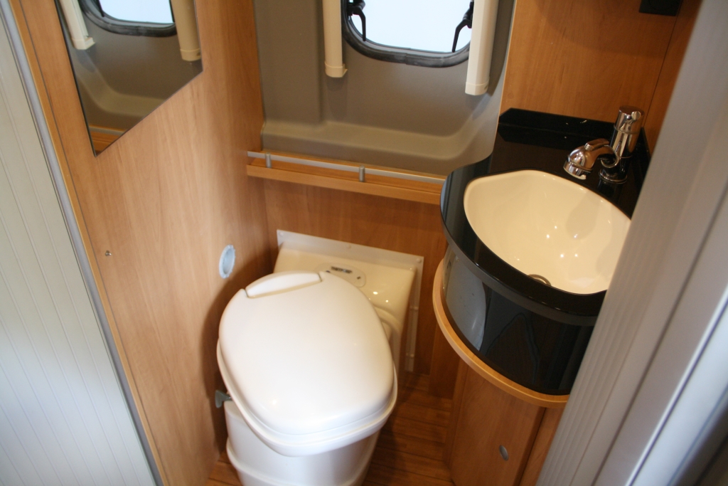 Possl Roadcruiser 3.0JTD 180pk, Automaat, Lengtebedden, Zeer lage km. stand!