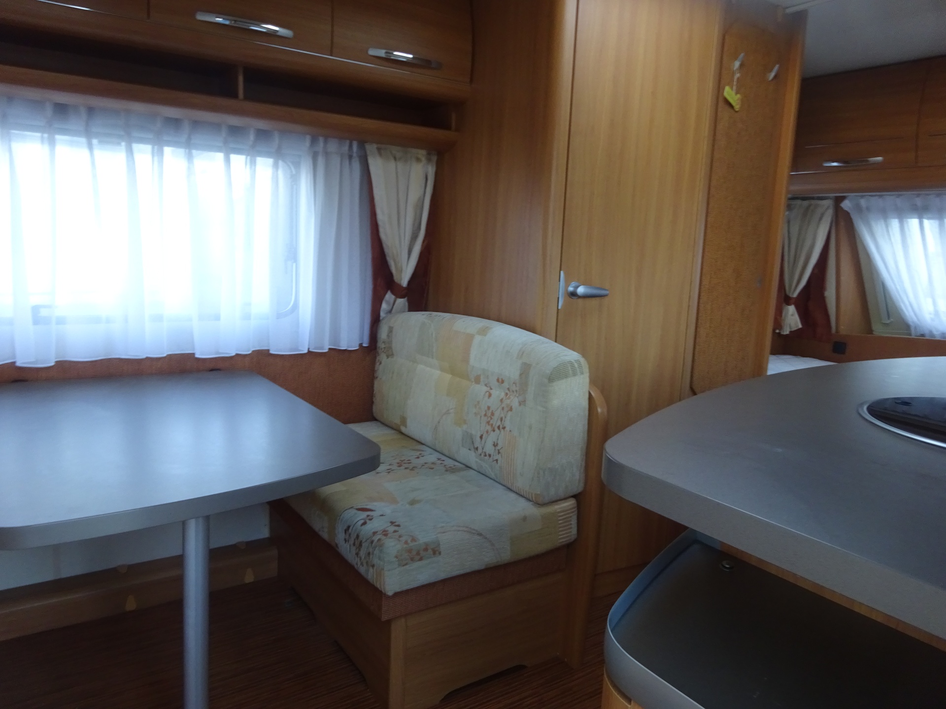 Hobby De luxe 440SF Vast Bed en Mover