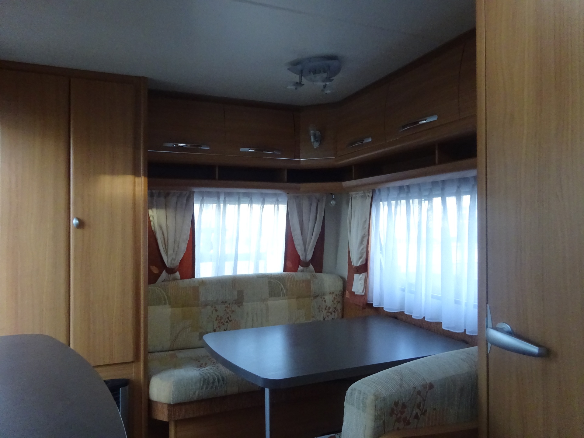 Hobby De luxe 440SF Vast Bed en Mover