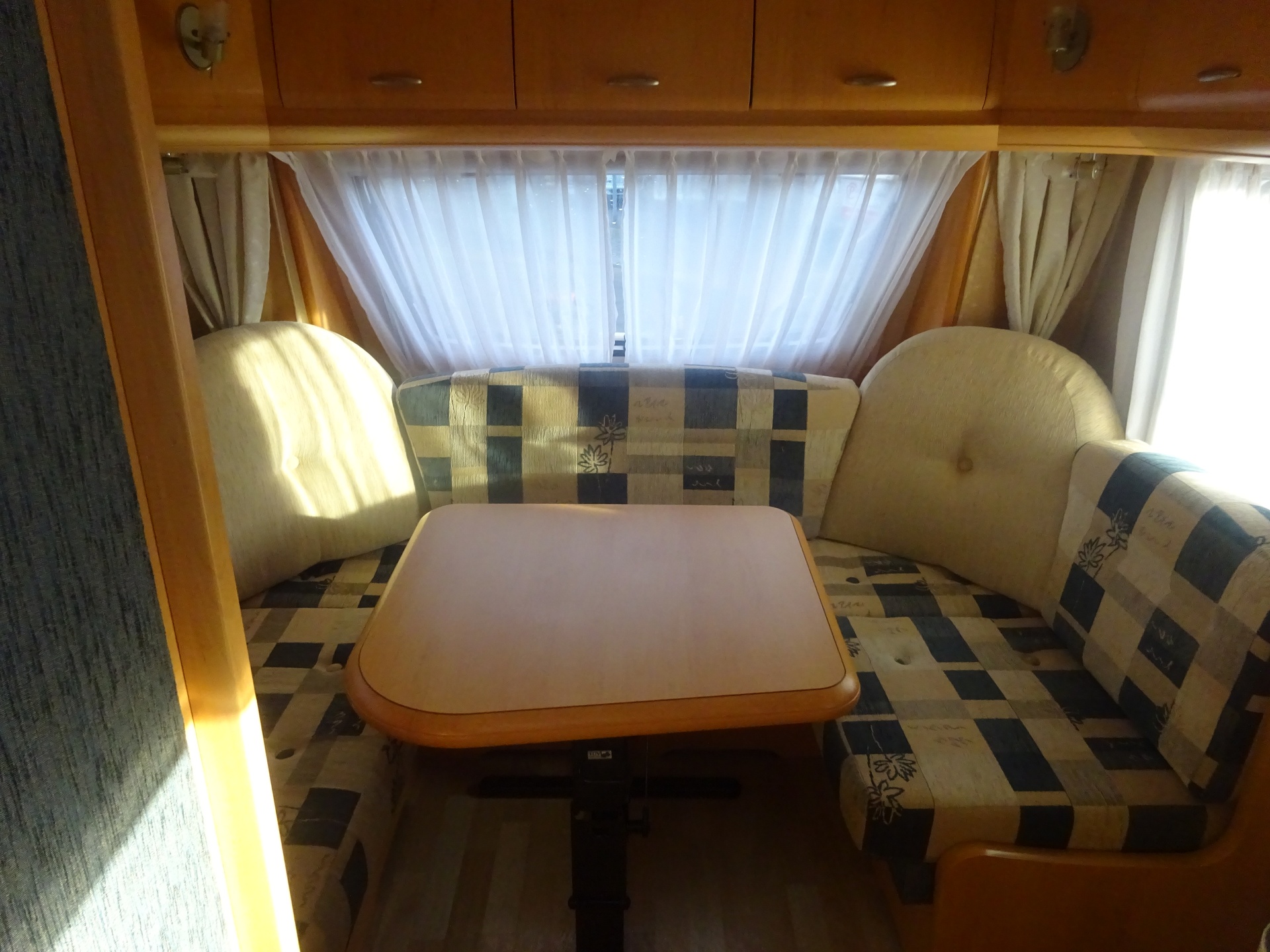 Hobby De luxe 460 LU Enkele Bedden + Mover