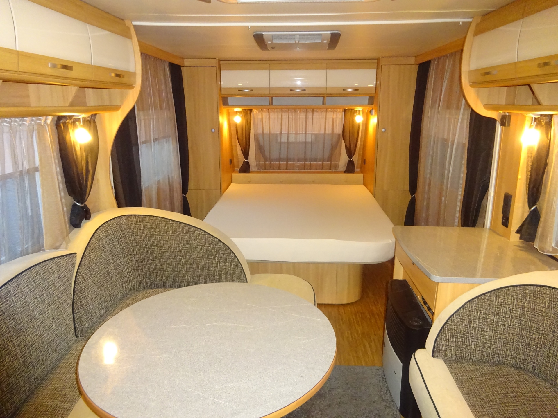 Dethleffs Camper 545 DBM Style QueensBed Incl Mover en Airco