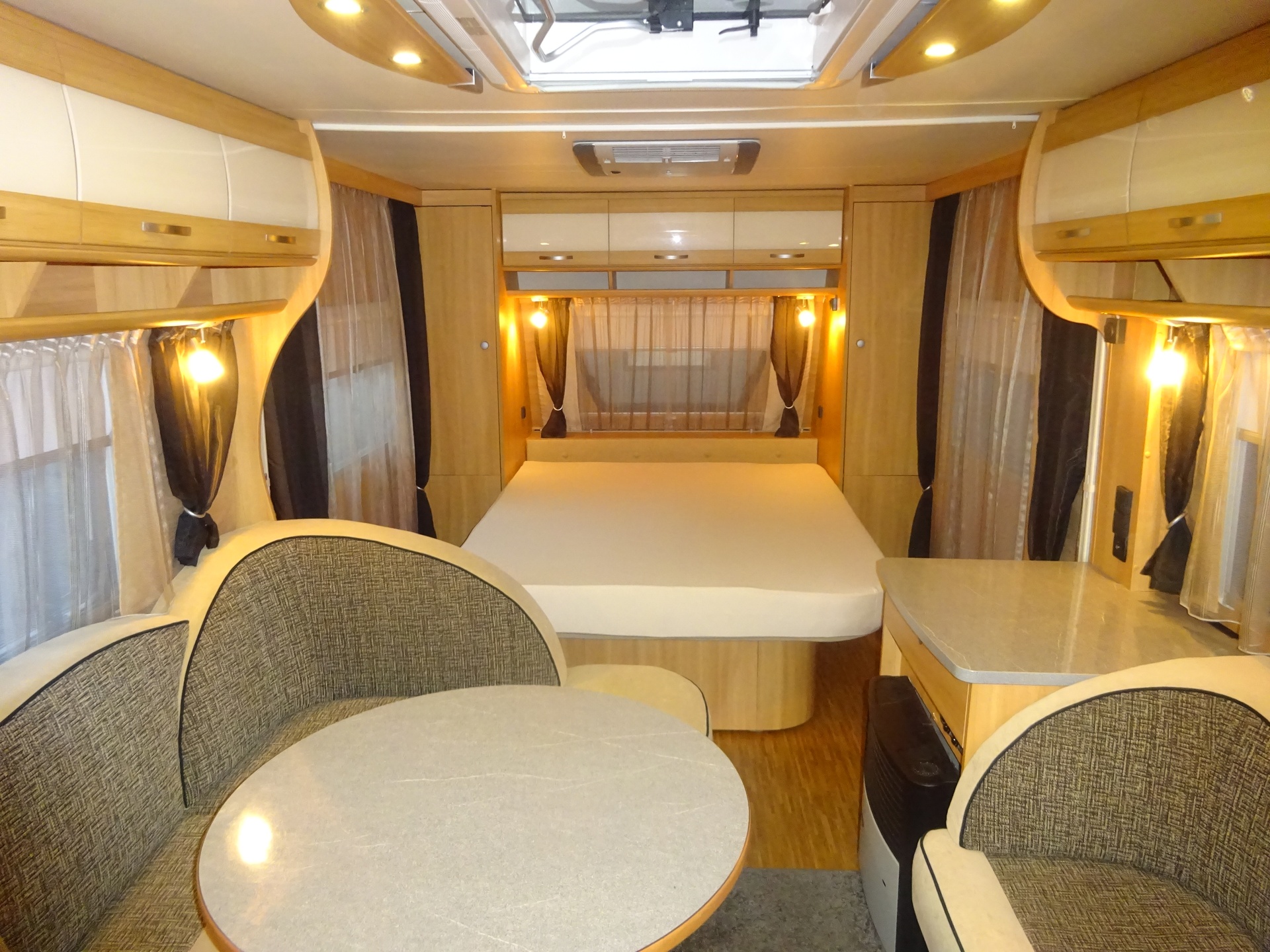 Dethleffs Camper 545 DBM Style QueensBed Incl Mover en Airco