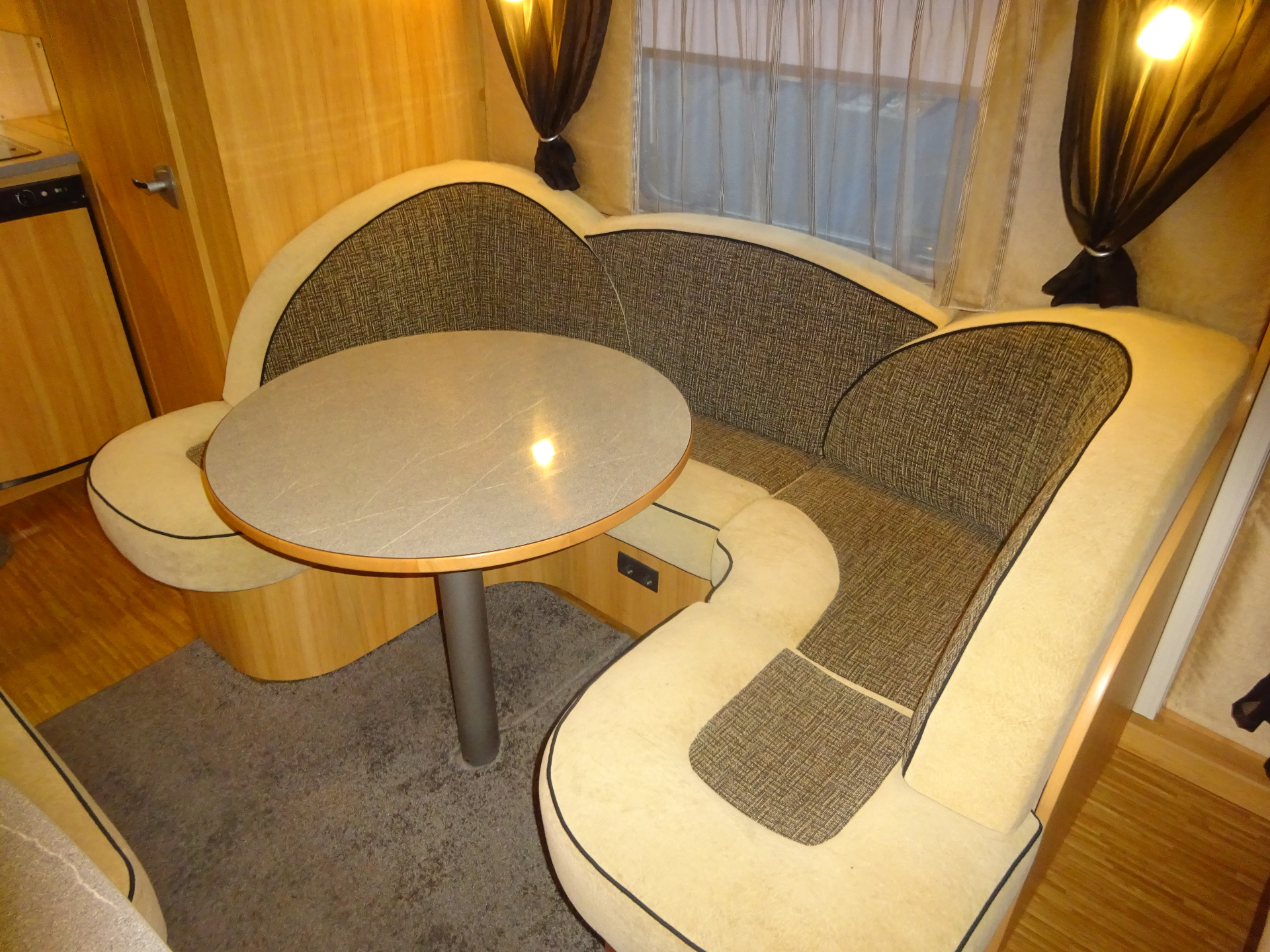 Dethleffs Camper 545 DBM Style QueensBed Incl Mover en Airco