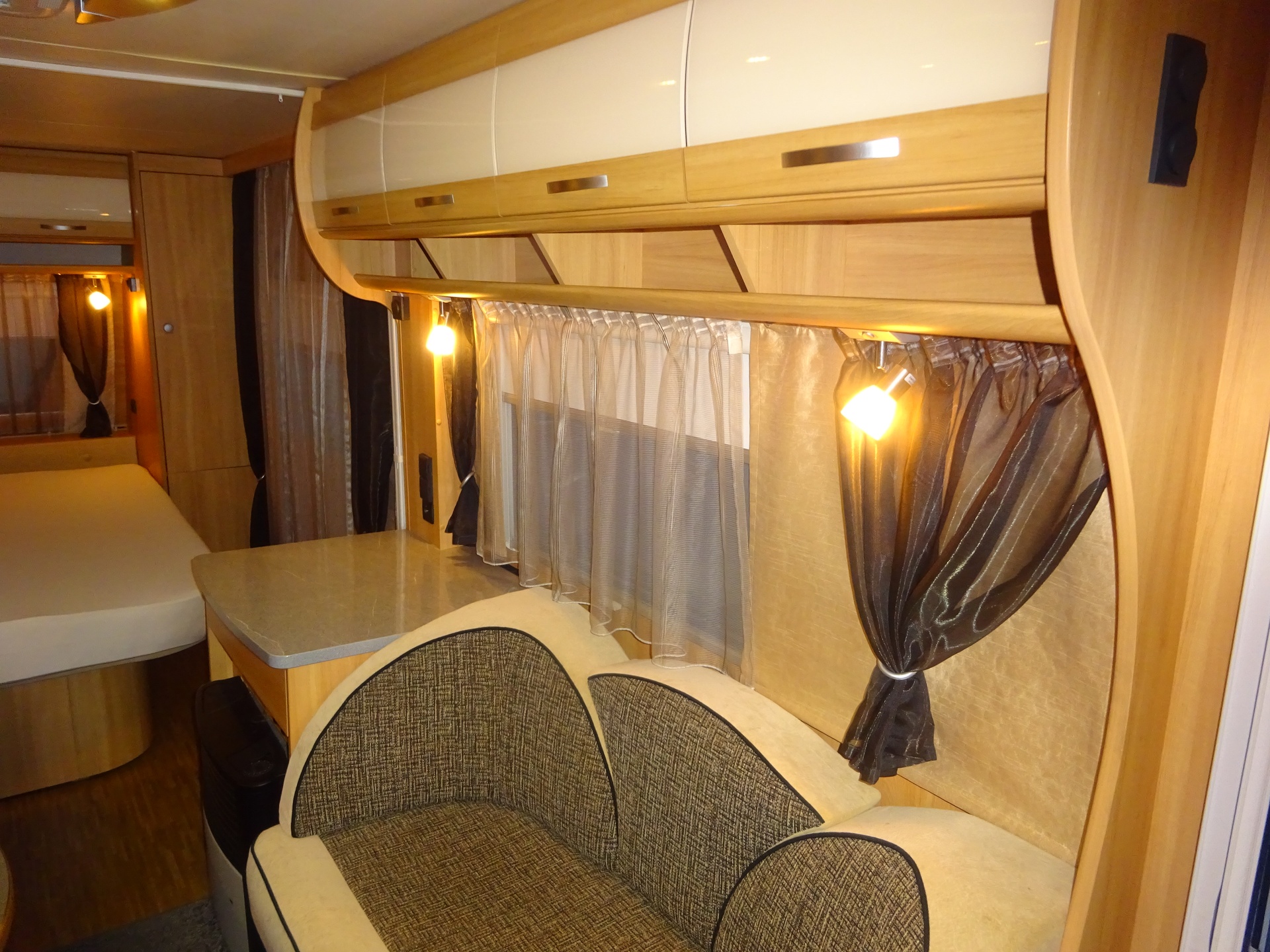 Dethleffs Camper 545 DBM Style QueensBed Incl Mover en Airco