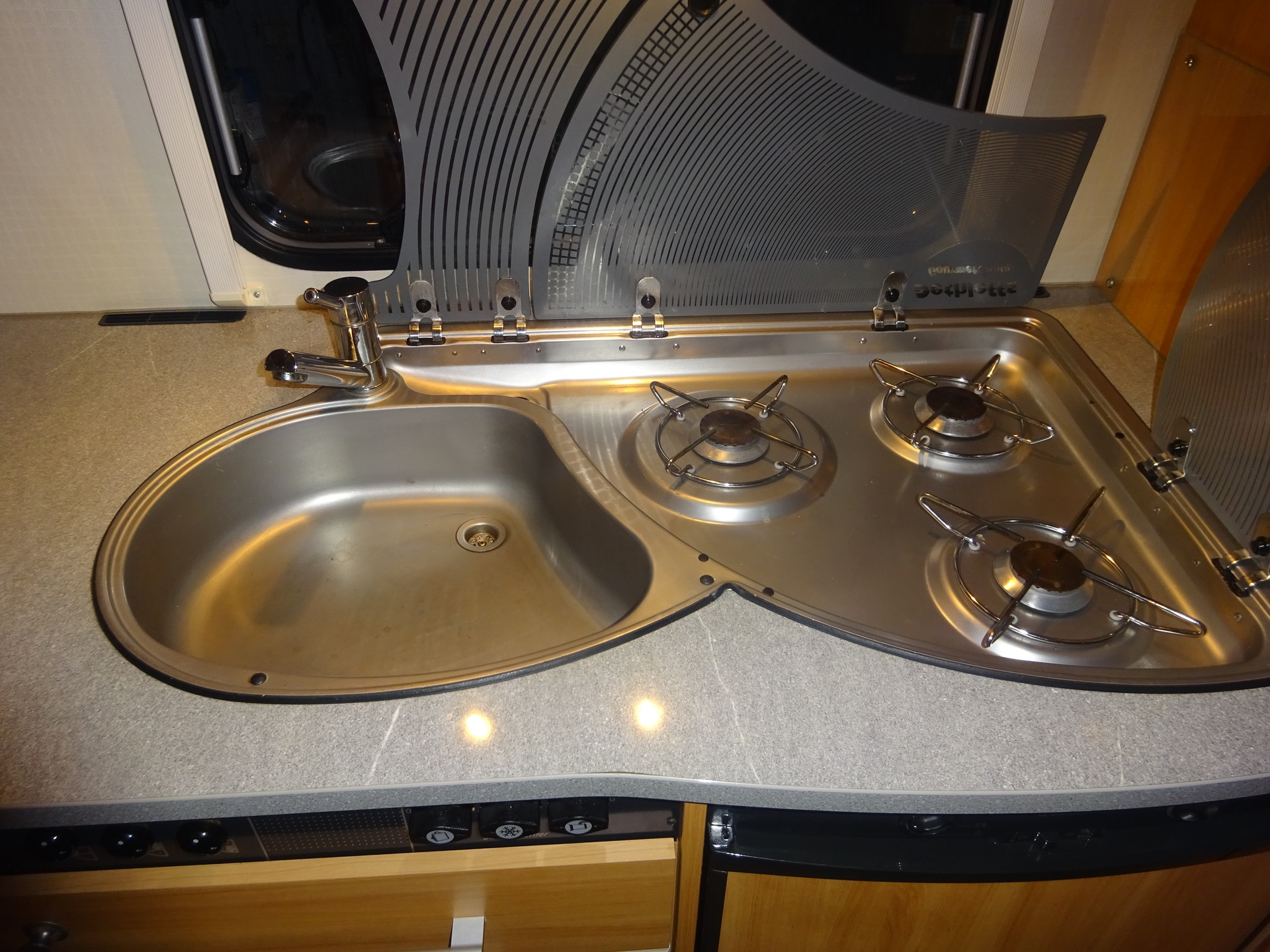 Dethleffs Camper 545 DBM Style QueensBed Incl Mover en Airco