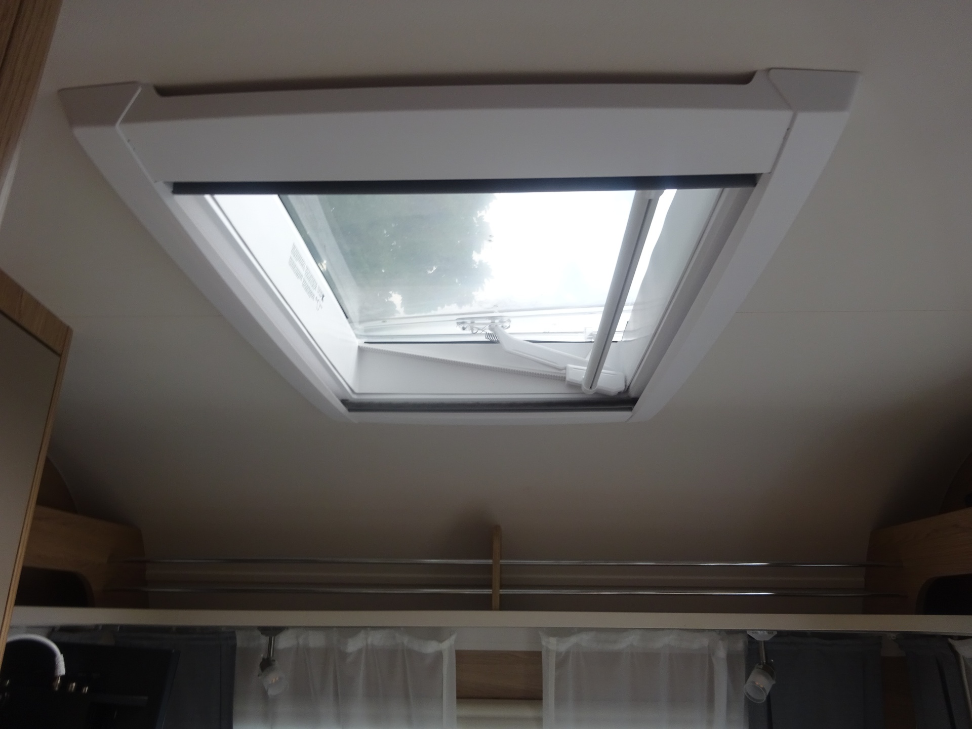 Lmc Sassino 460 LU Enkele Bedden/Vaste Luifel