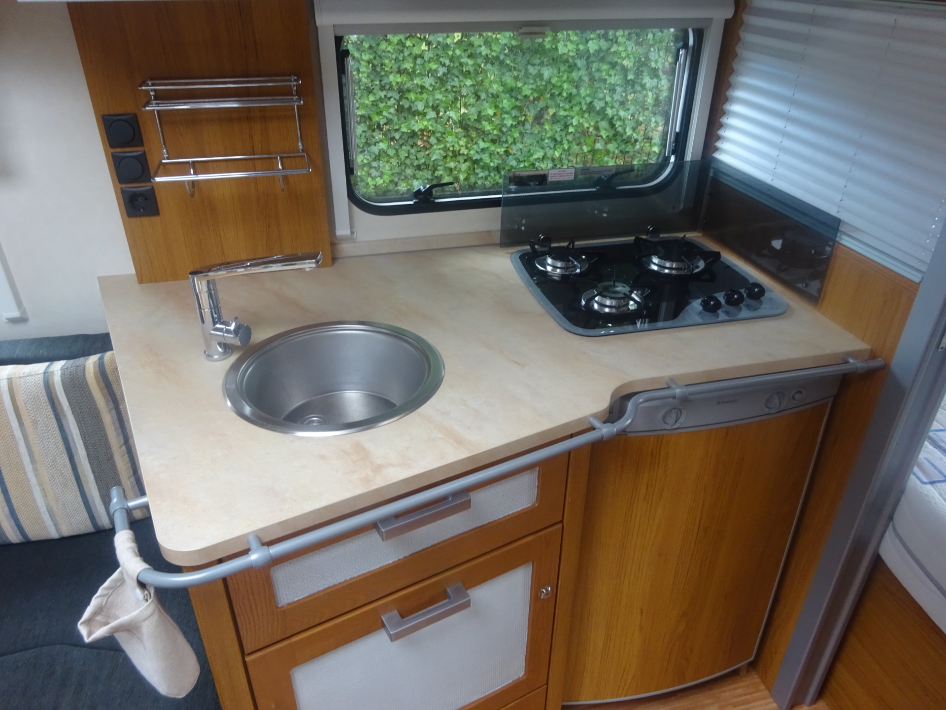 Knaus Azur 460 Frans Bed en Rondzit + Mover