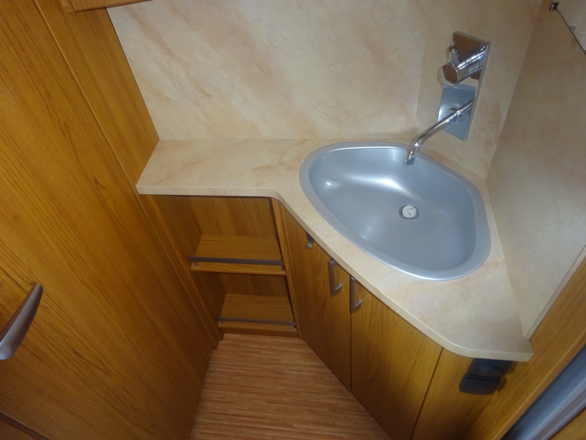 Knaus Azur 460 Frans Bed en Rondzit + Mover