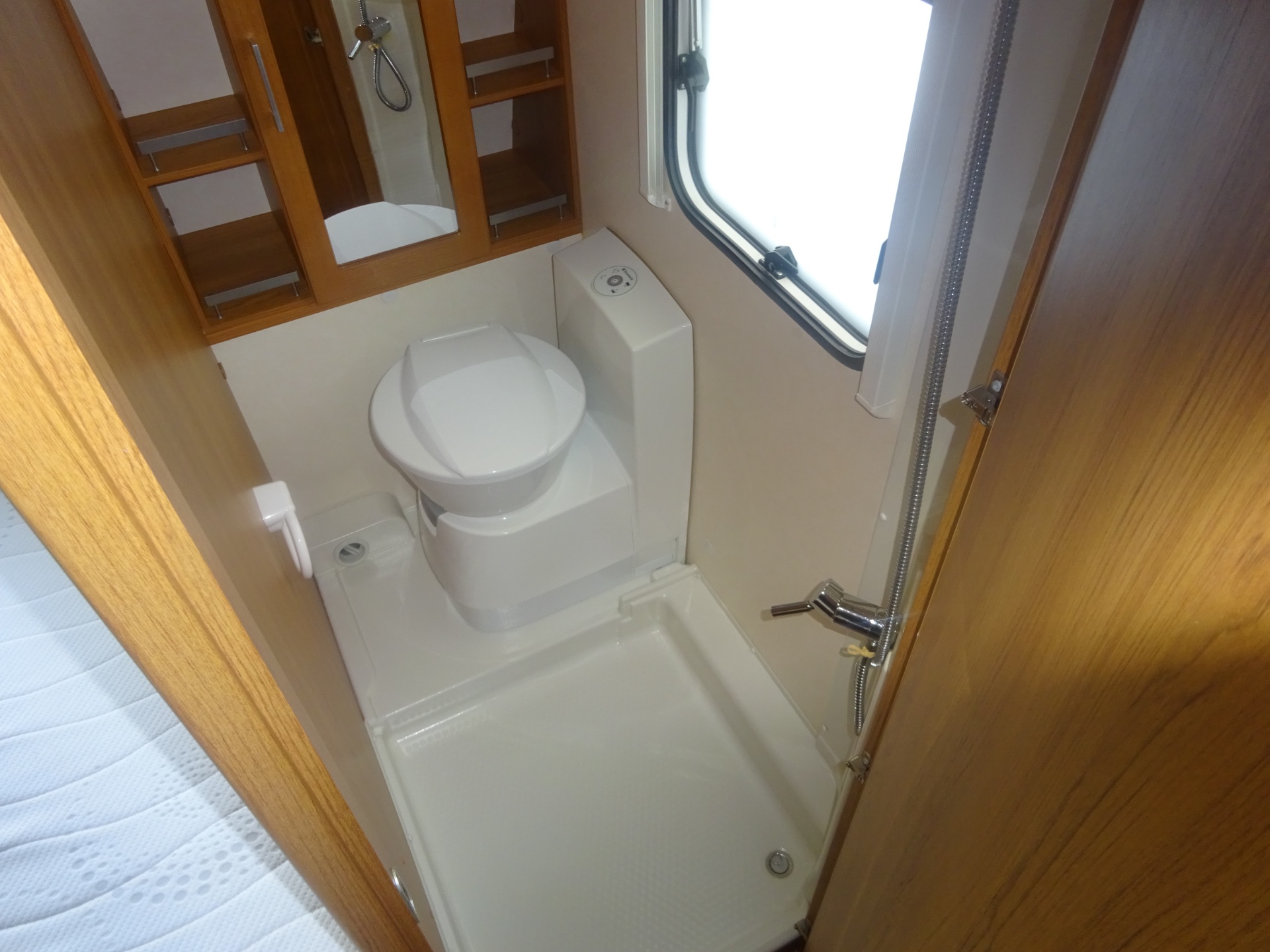 Knaus Azur 460 Frans Bed en Rondzit + Mover