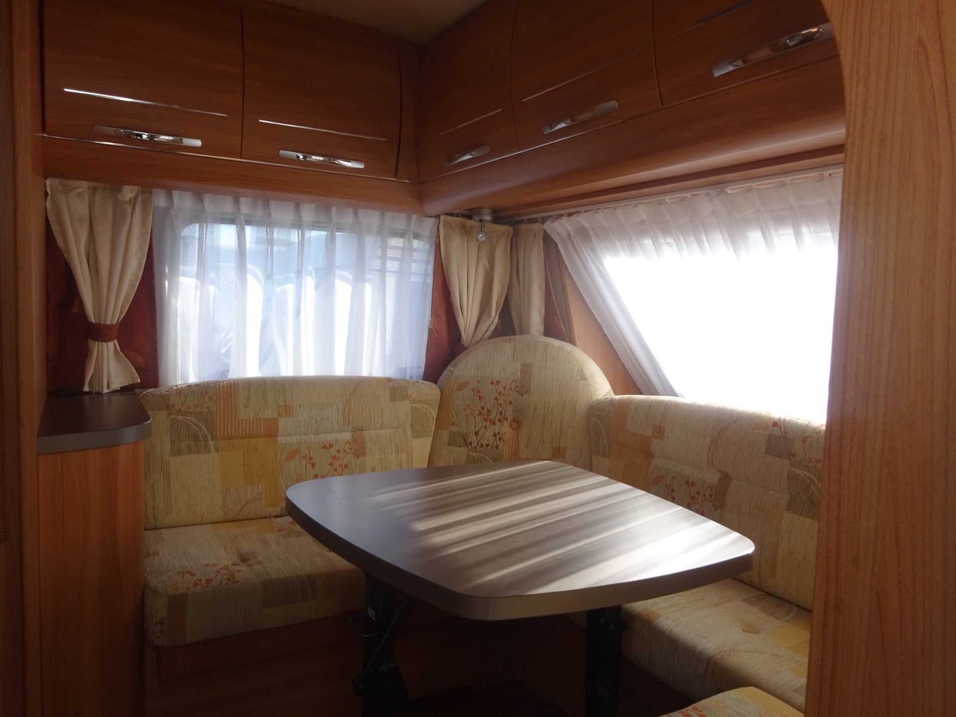 Hobby De luxe 460 LUEnkele Bedden+Rondzit+Mover