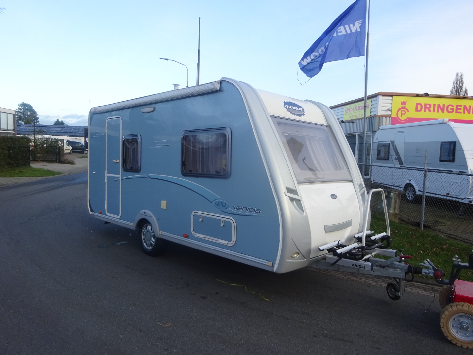 Caravelair Venicia 420 Met Dwars Bed en Treinzit