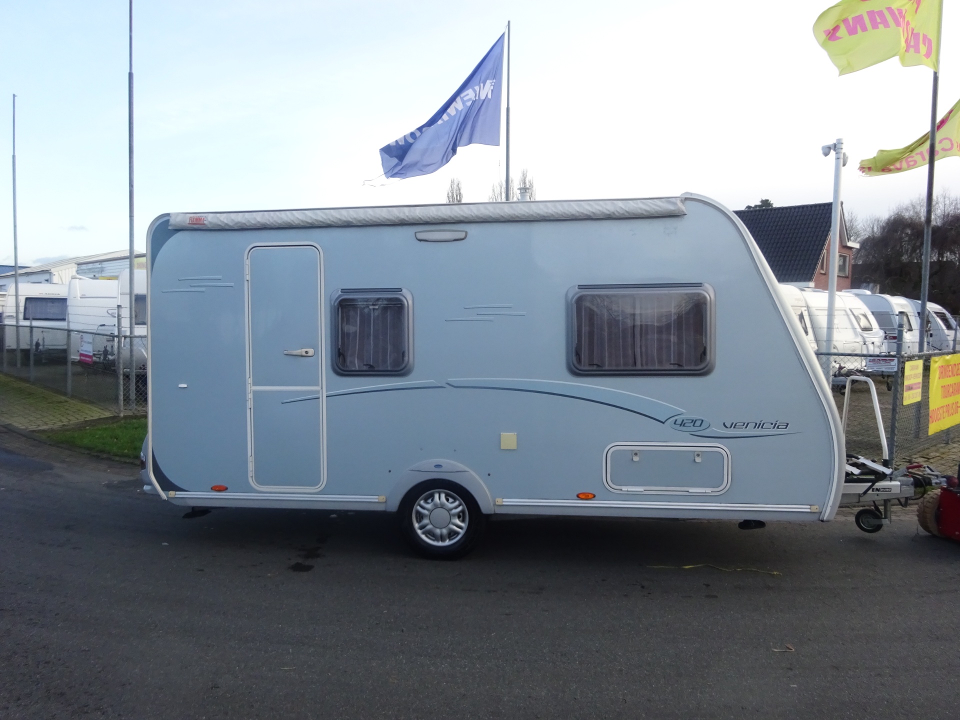 Caravelair Venicia 420 Met Dwars Bed en Treinzit