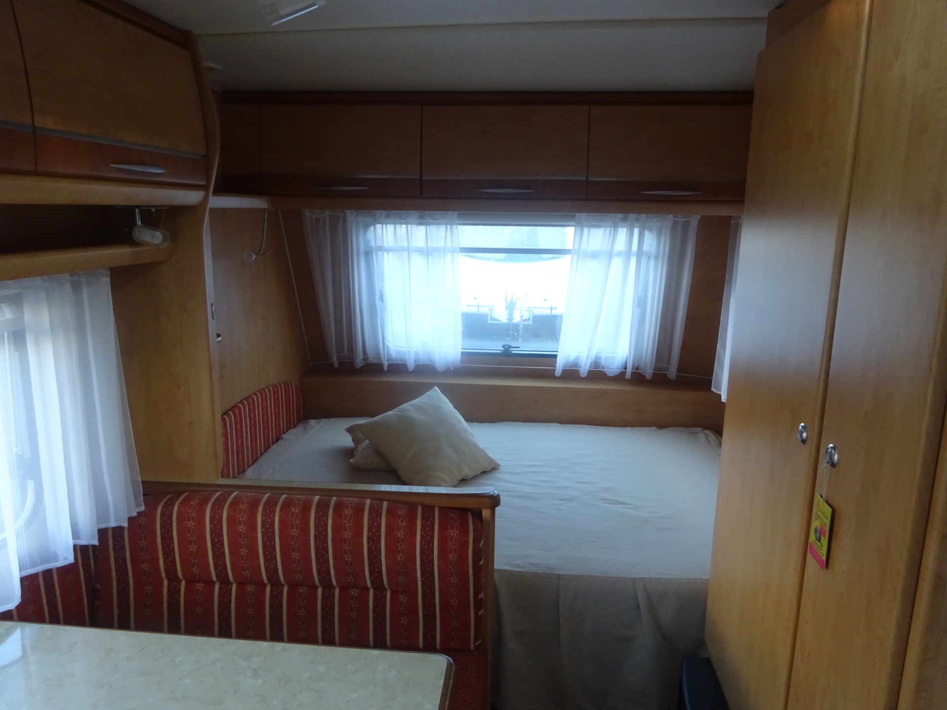 Caravelair Venicia 420 Met Dwars Bed en Treinzit