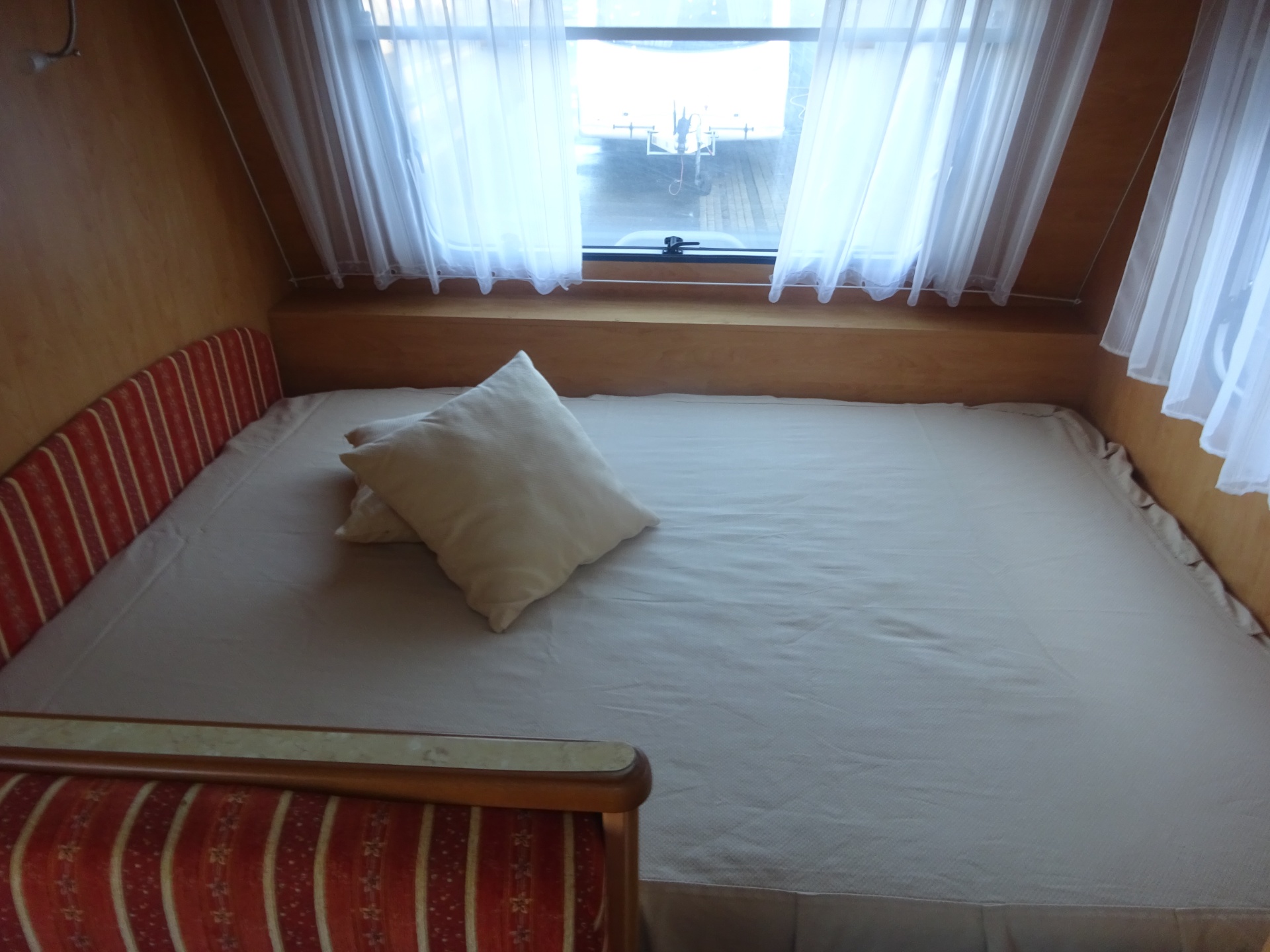 Caravelair Venicia 420 Met Dwars Bed en Treinzit