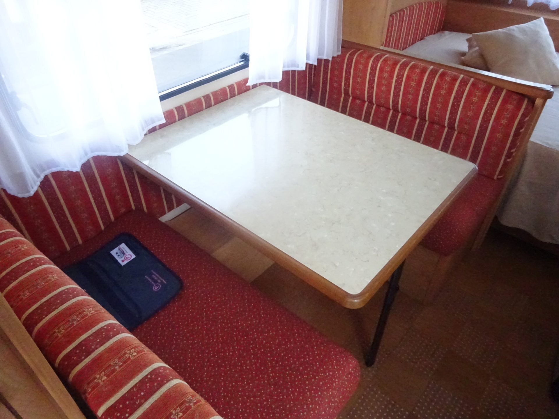 Caravelair Venicia 420 Met Dwars Bed en Treinzit