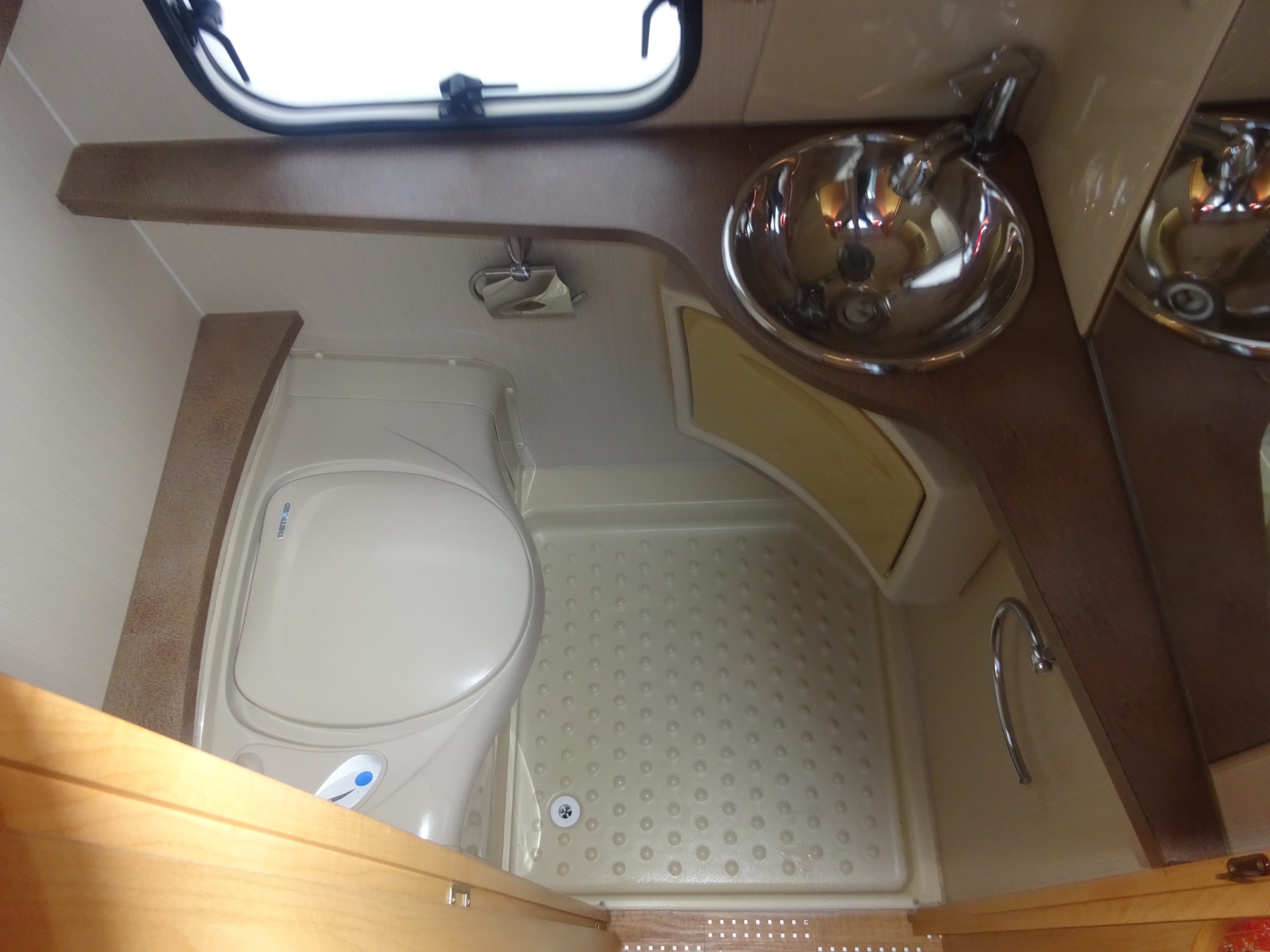 Caravelair Venicia 420 Met Dwars Bed en Treinzit