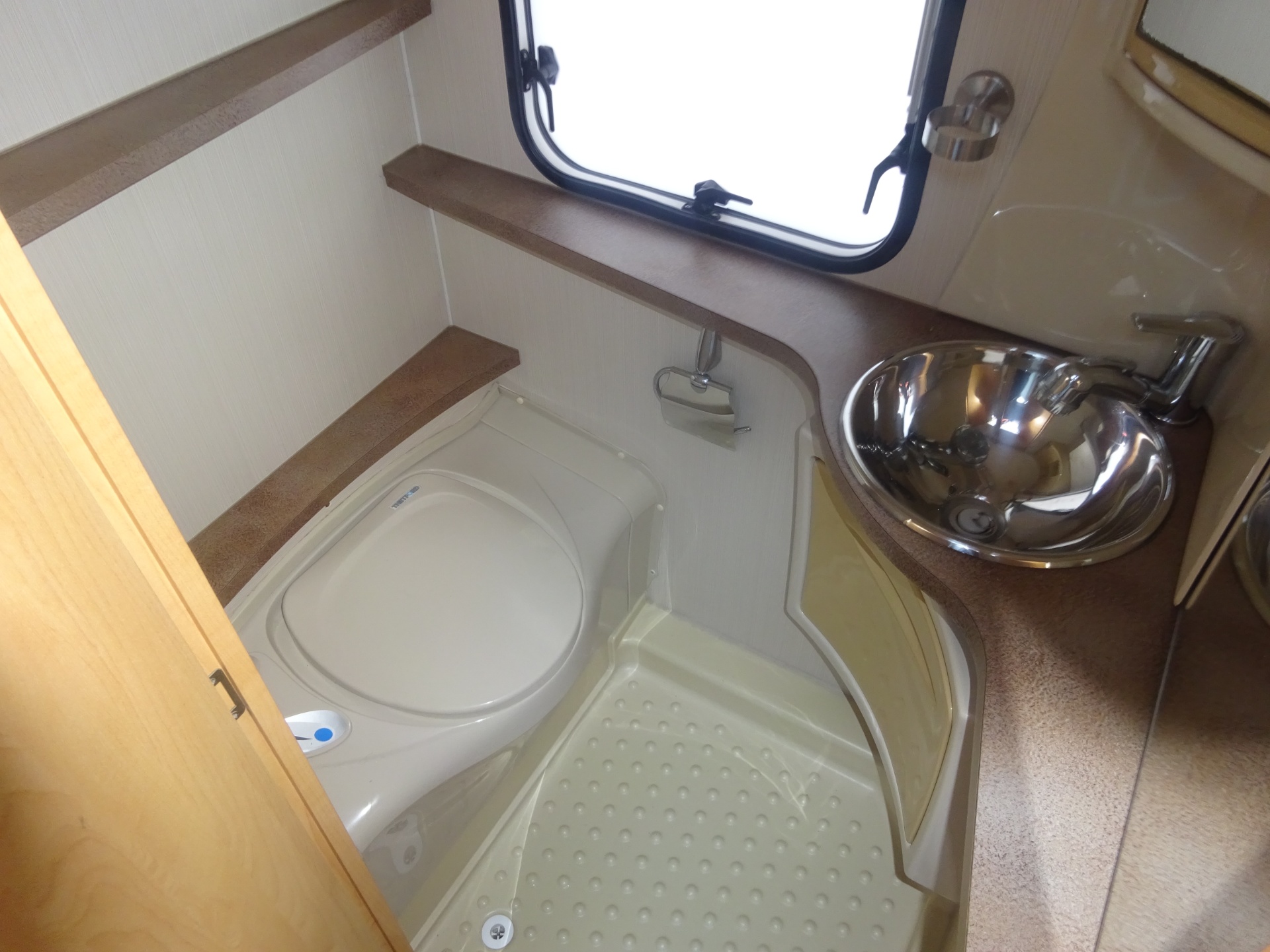 Caravelair Venicia 420 Met Dwars Bed en Treinzit