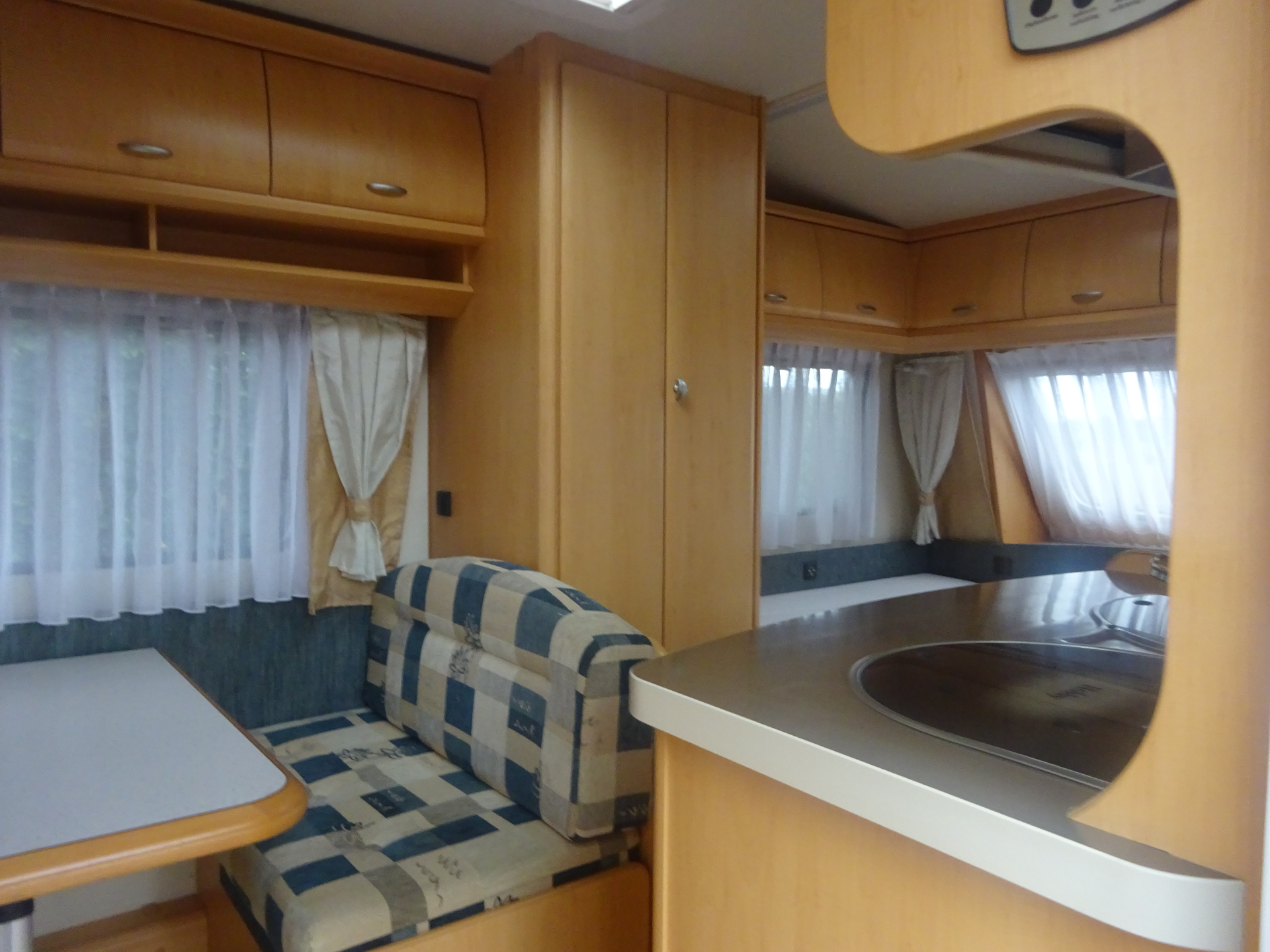 Hobby De luxe 400 SF Vast Bed + Mover