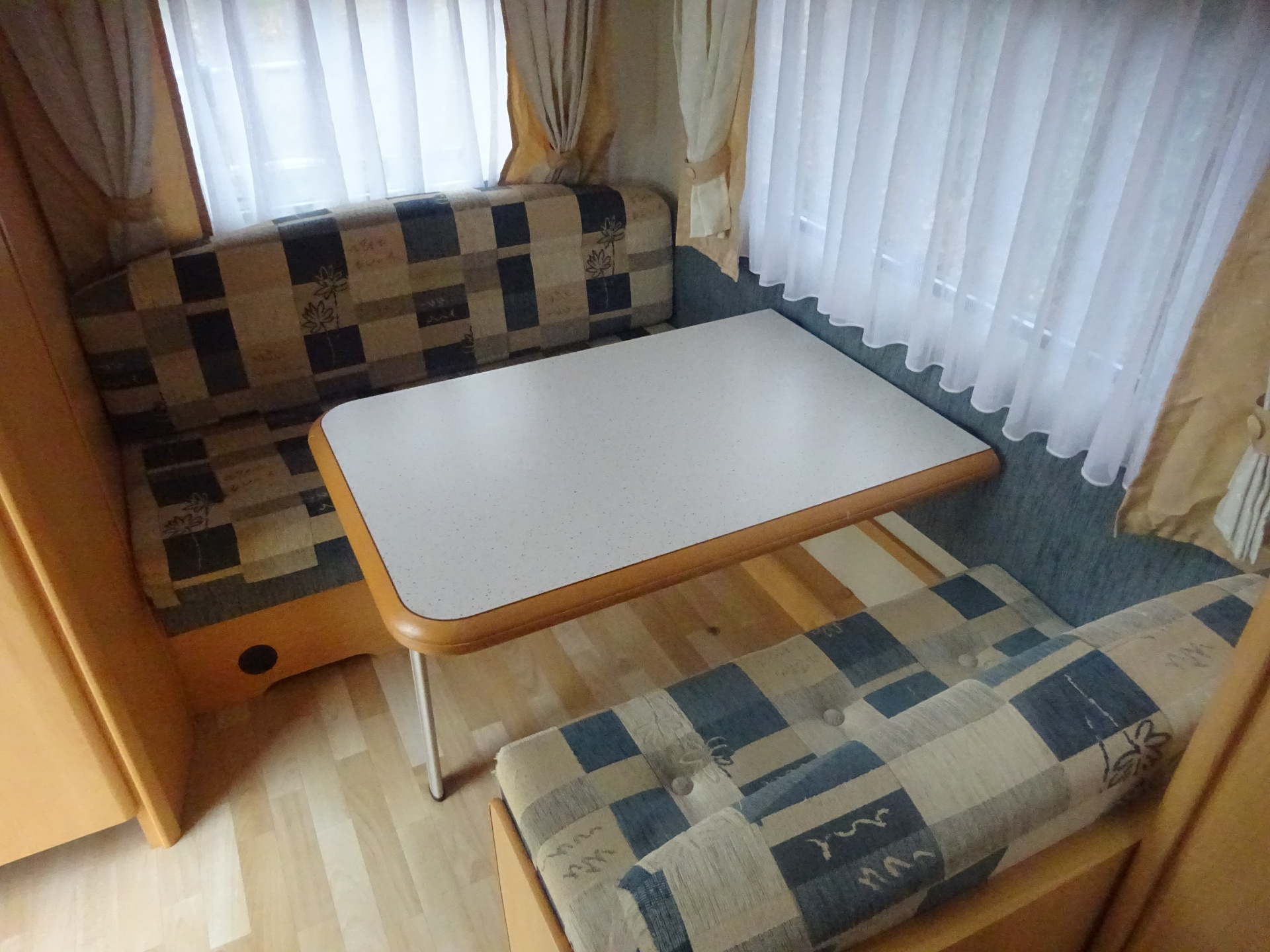 Hobby De luxe 400 SF Vast Bed + Mover