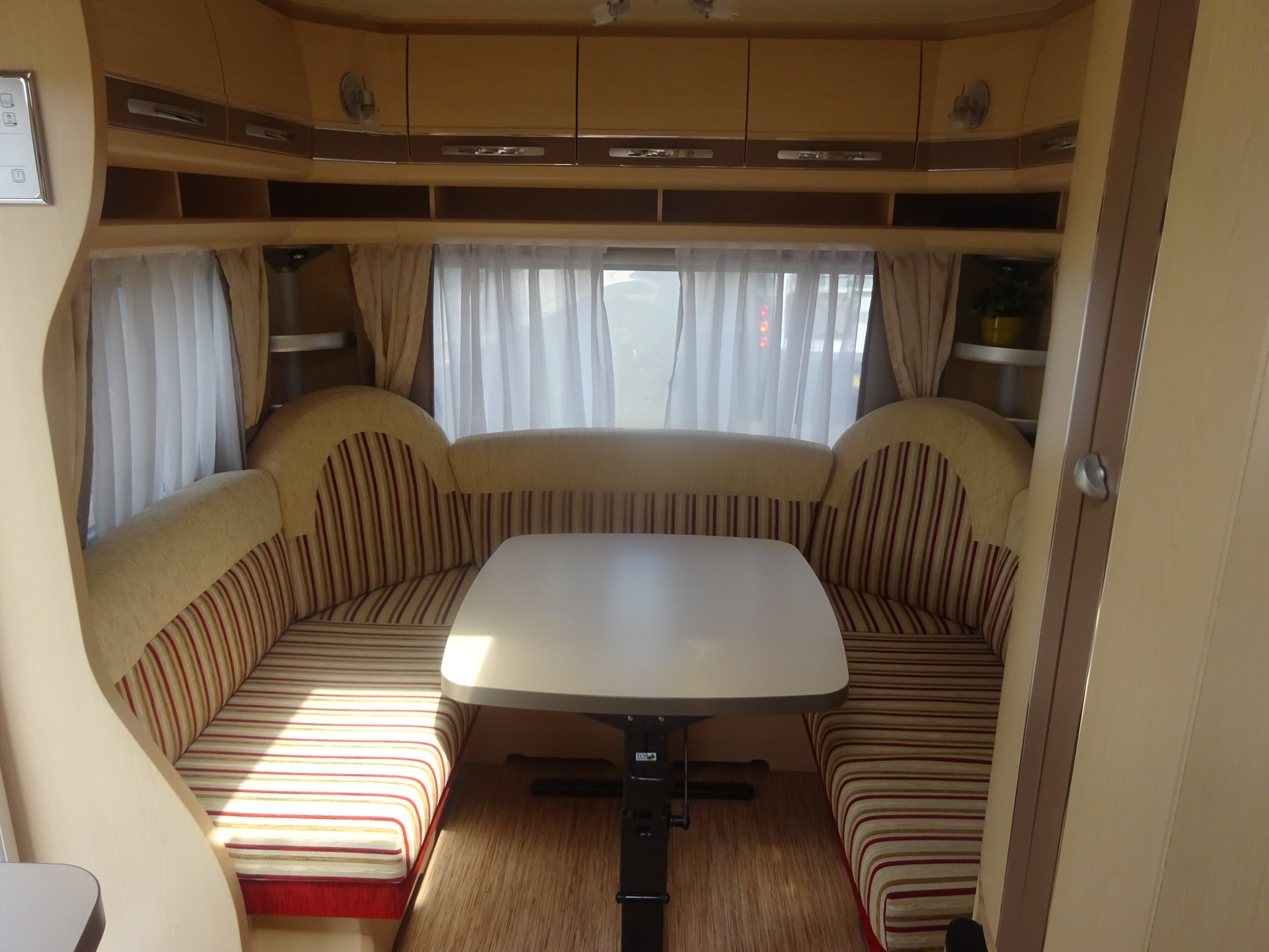 Hobby La vita 495 UL Enkele Bedden + Mover