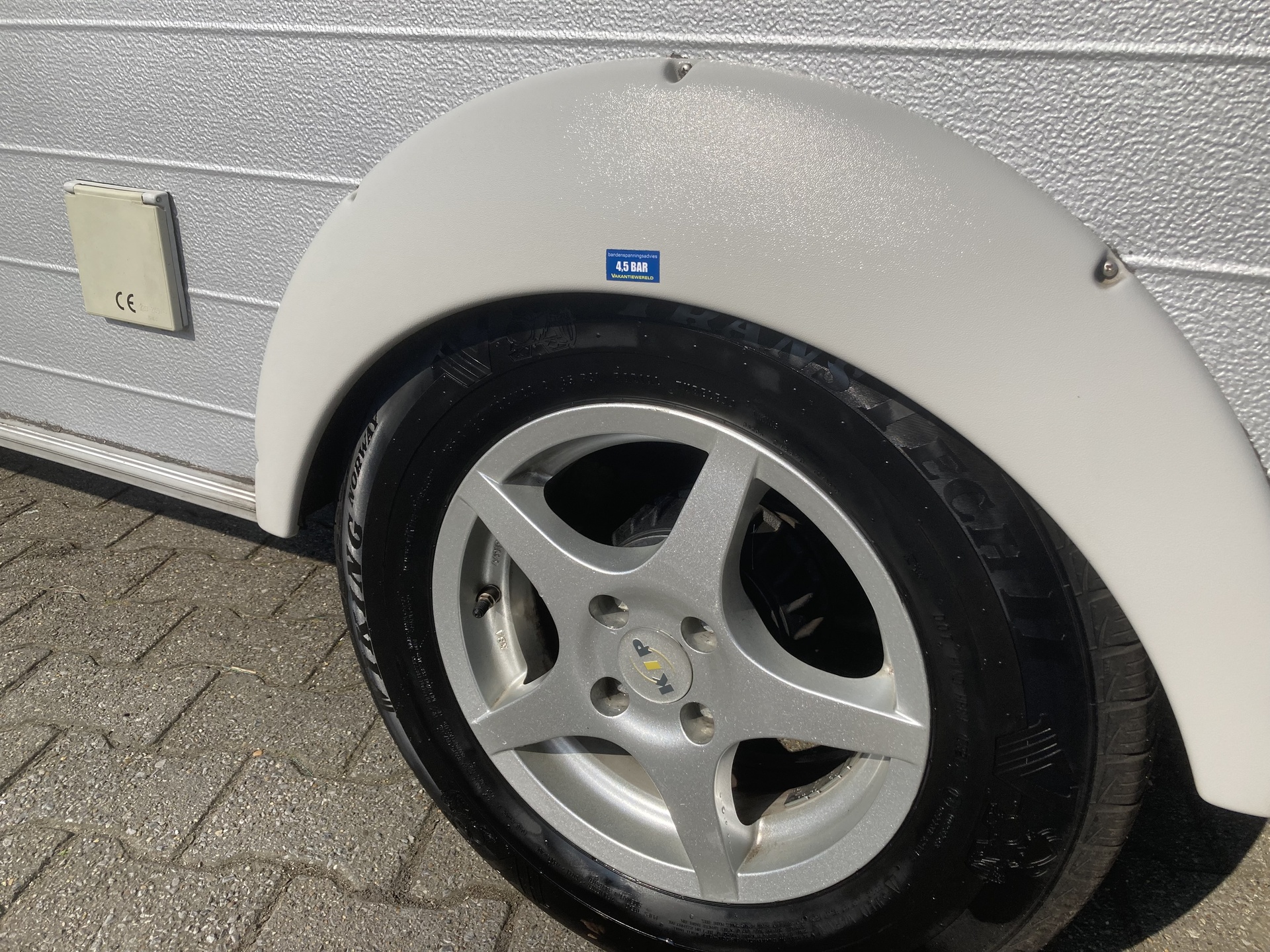 Kip Kompakt 37EK  2004 met gratis gebruikte winterhoes
