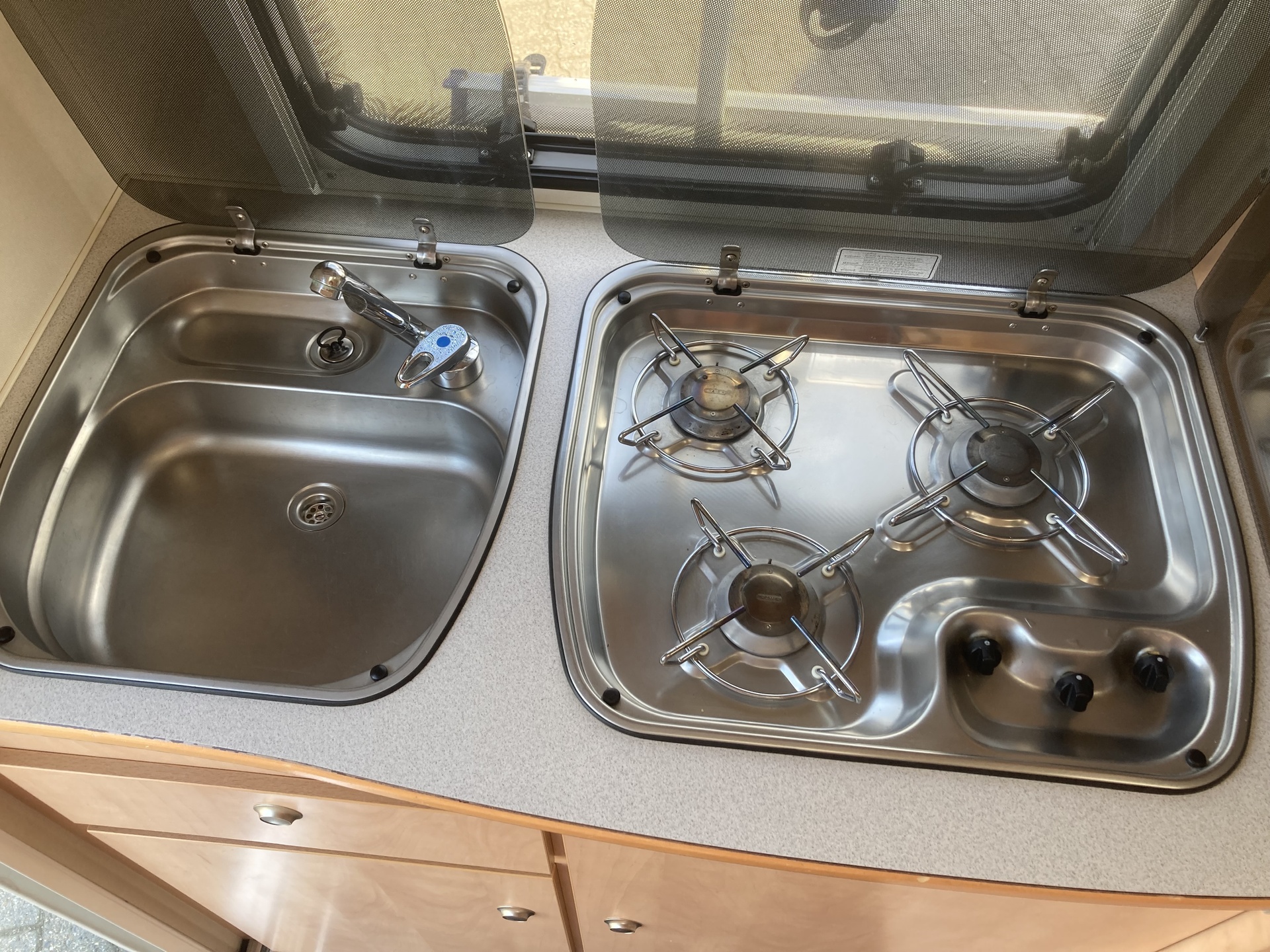 Kip Kompakt 37EK  2004 met gratis gebruikte winterhoes