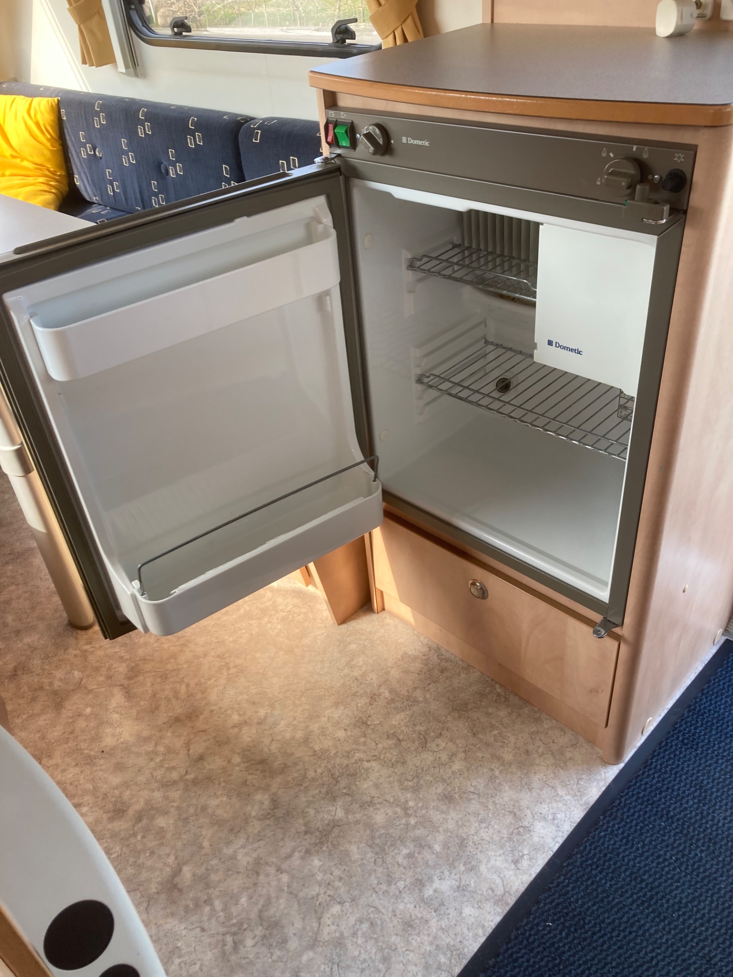 Kip Kompakt 37EK  2004 met gratis gebruikte winterhoes