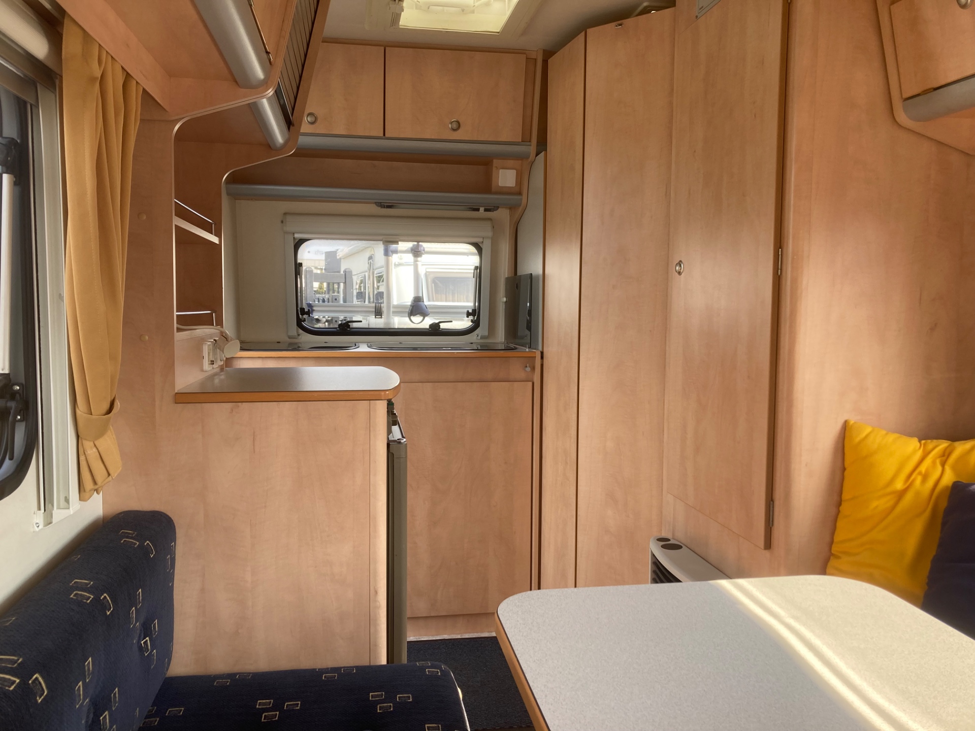 Kip Kompakt 37EK  2004 met gratis gebruikte winterhoes